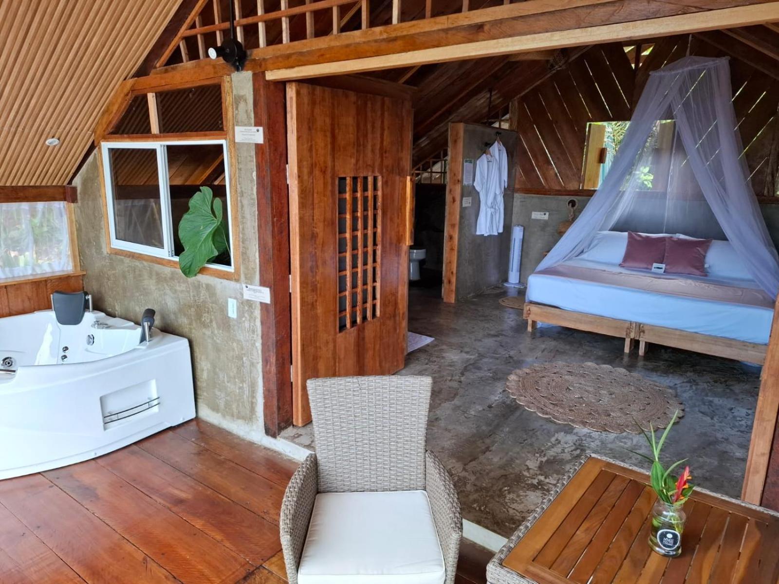 Queen Suite with Spa Bath photo 2