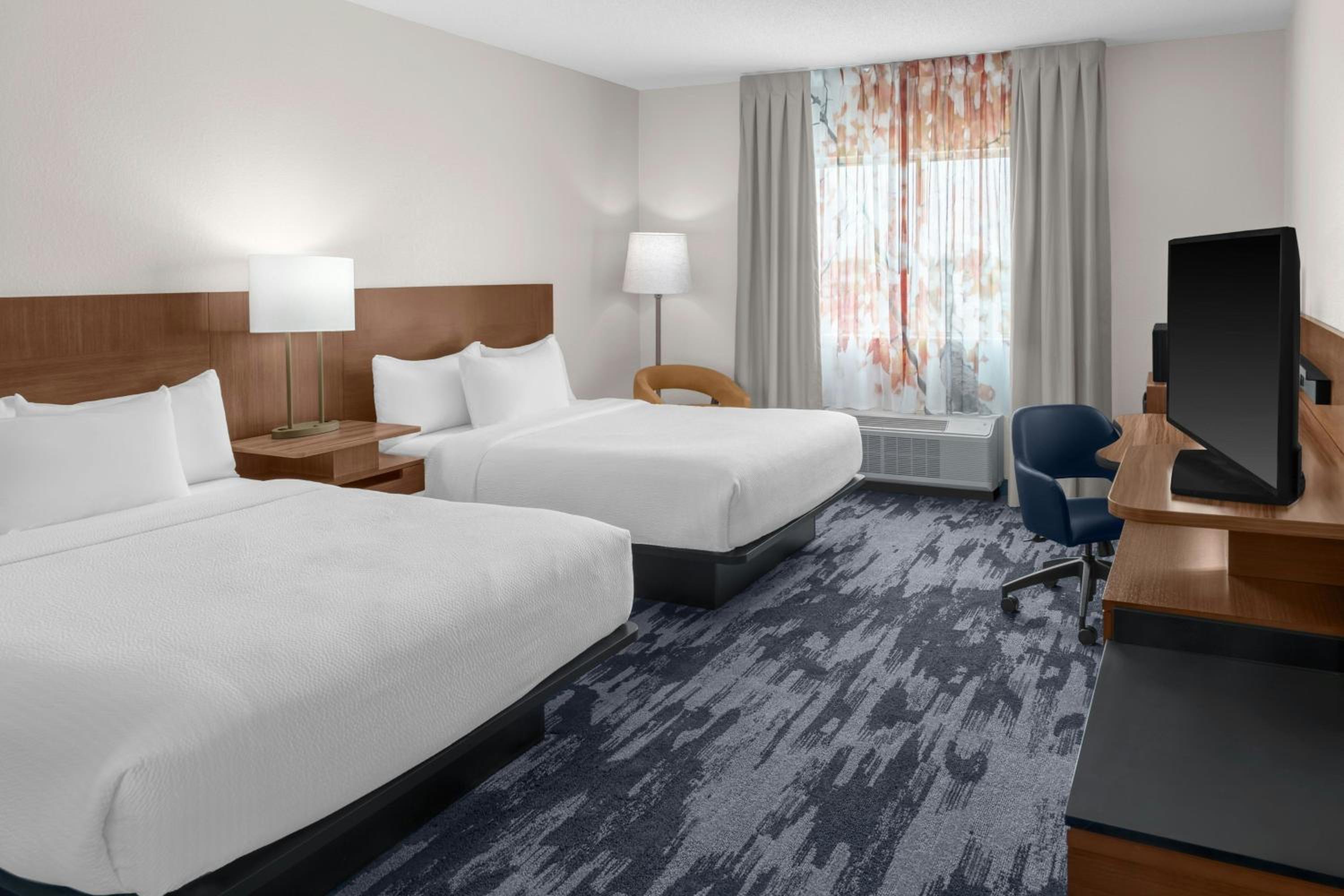 Queen Room with Two Queen Beds - Photo 2