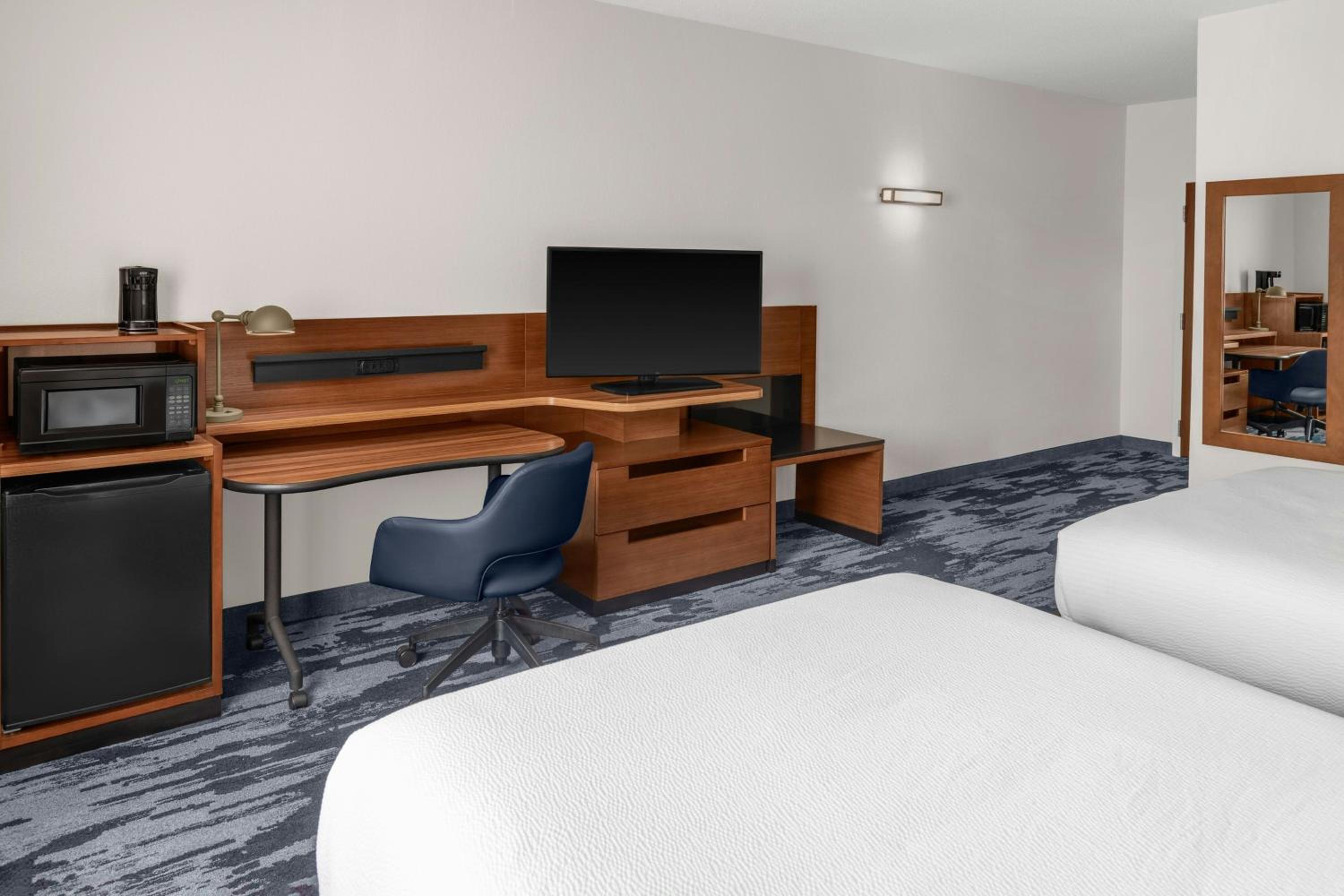 Queen Room with Two Queen Beds - Photo 3