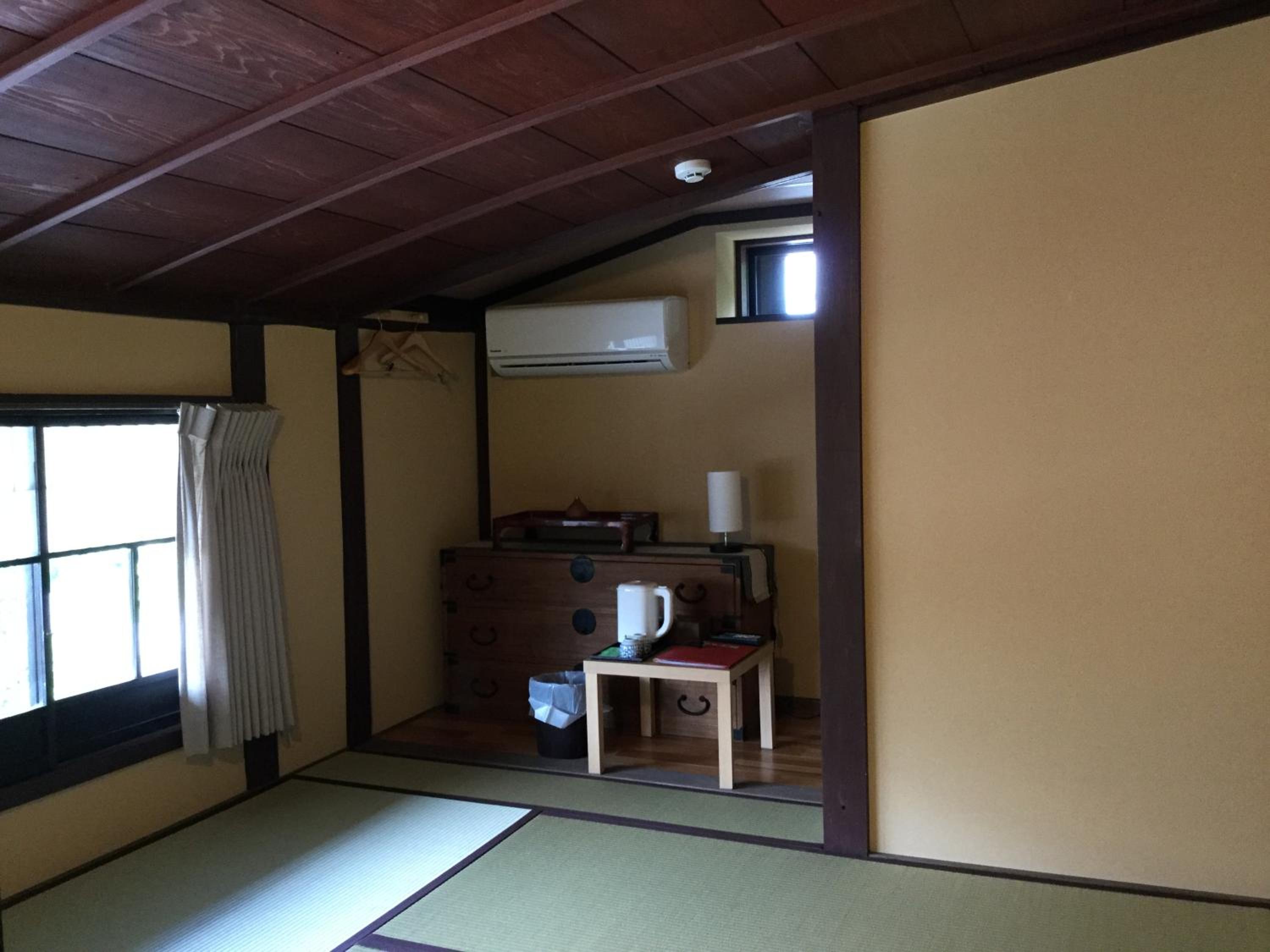 Economy Twin Room - Photo 3