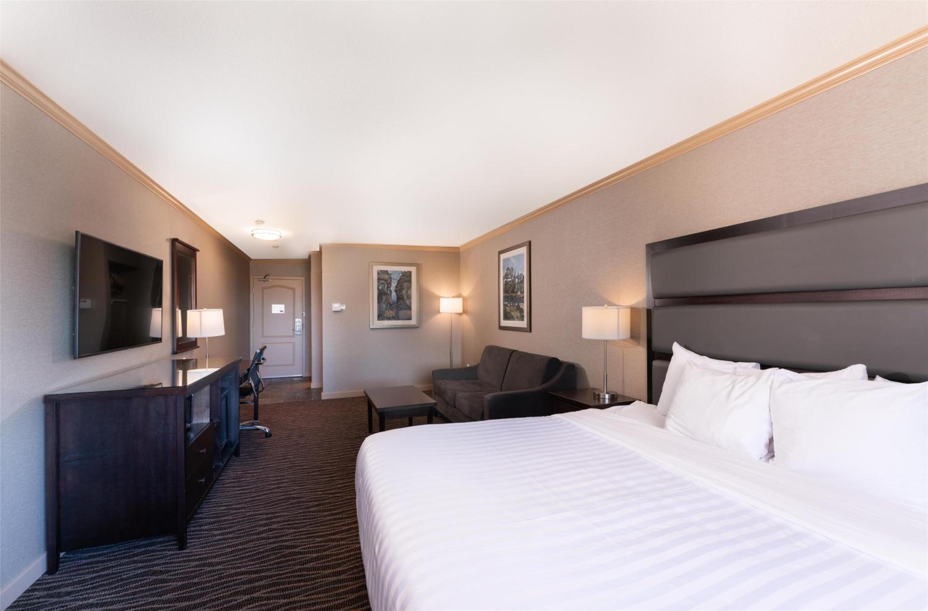 King Room with Sofa Bed and Bath Tub - Mobility Accessible/Non-Smoking