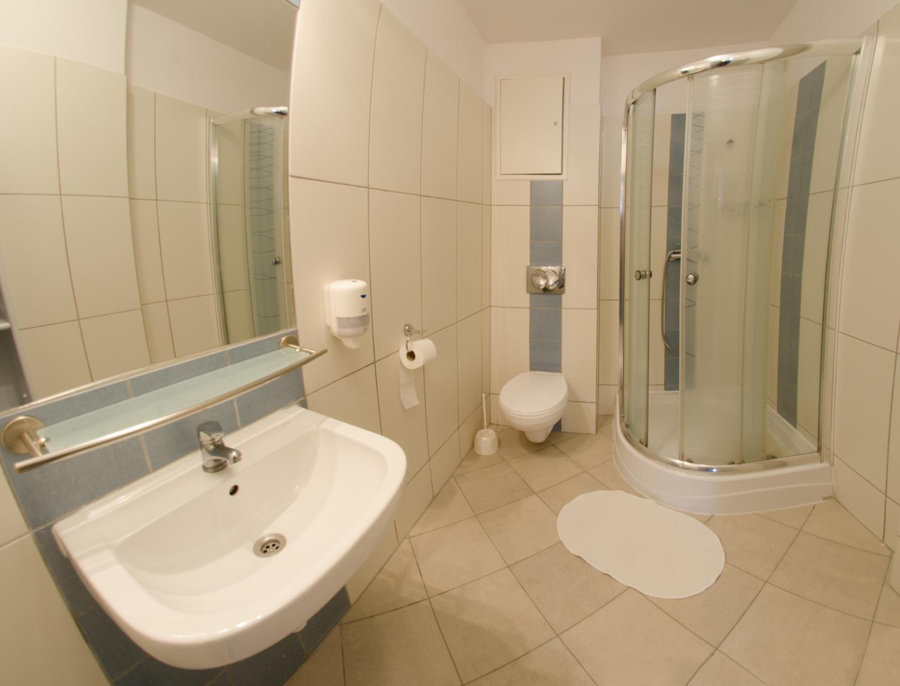 Twin Room - Photo 12