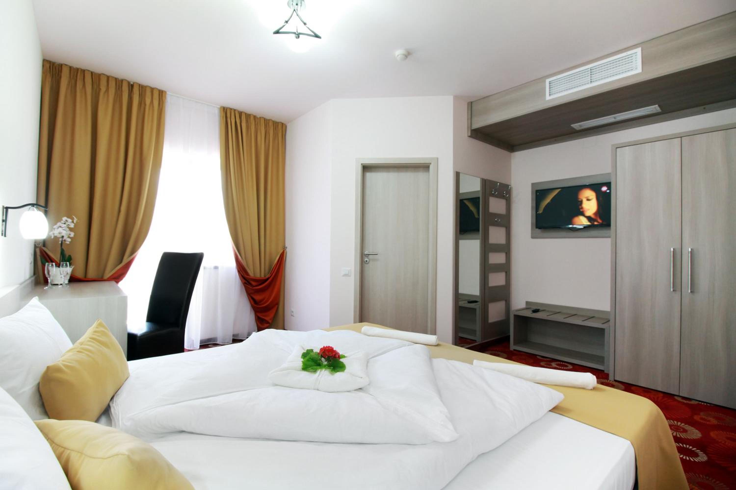 Double Room with Balcony - Photo 4