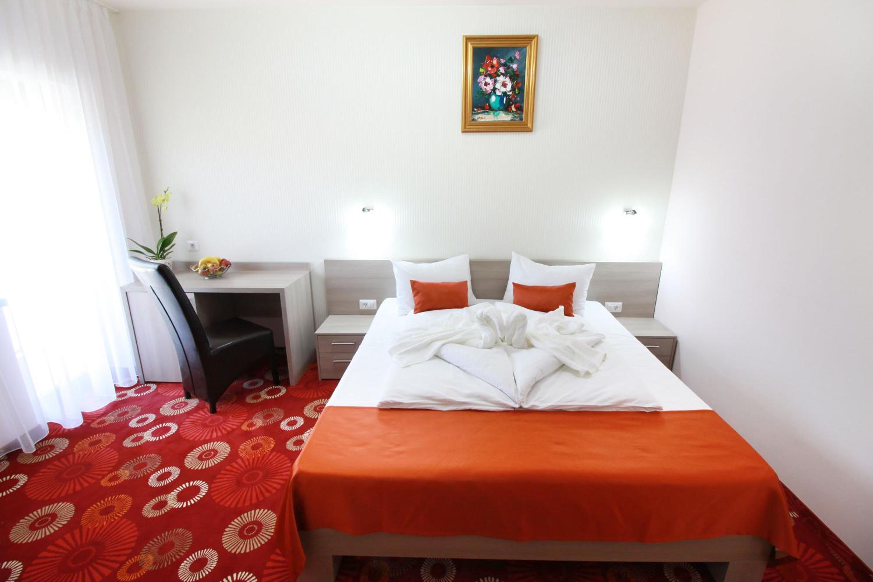 Double Room with Balcony - Photo 5
