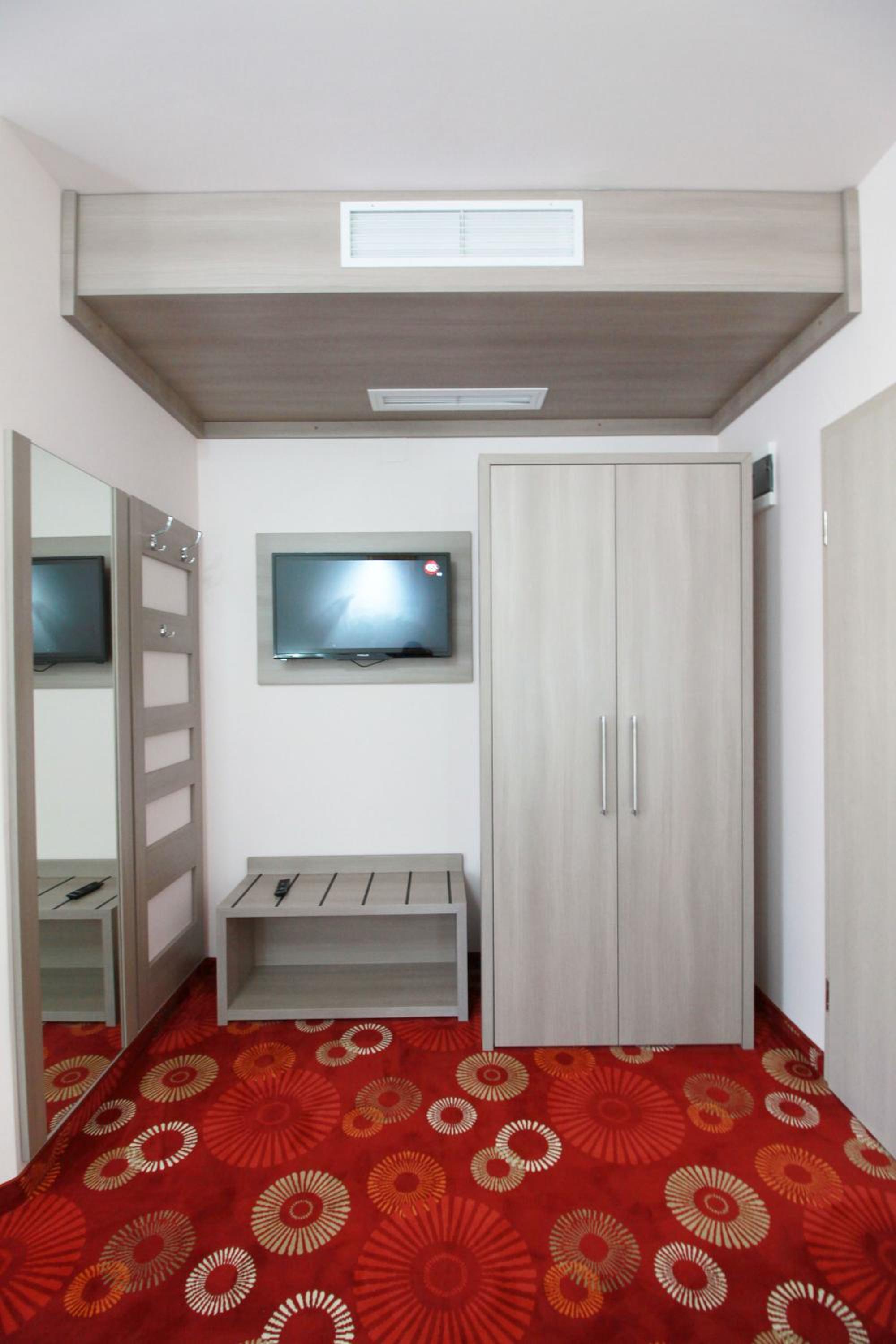 Double Room with Balcony - Photo 19