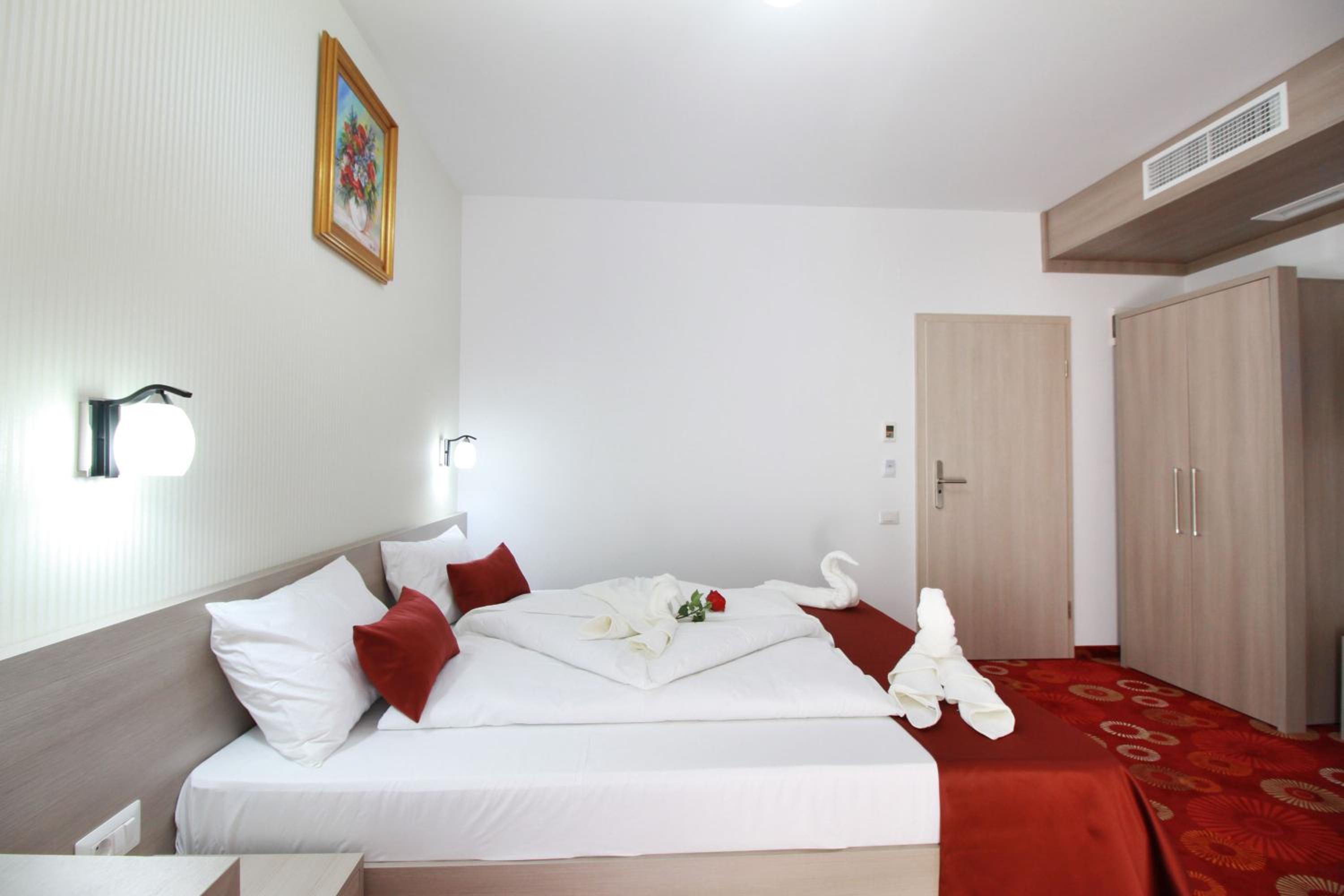 Double Room with Balcony - Photo 16