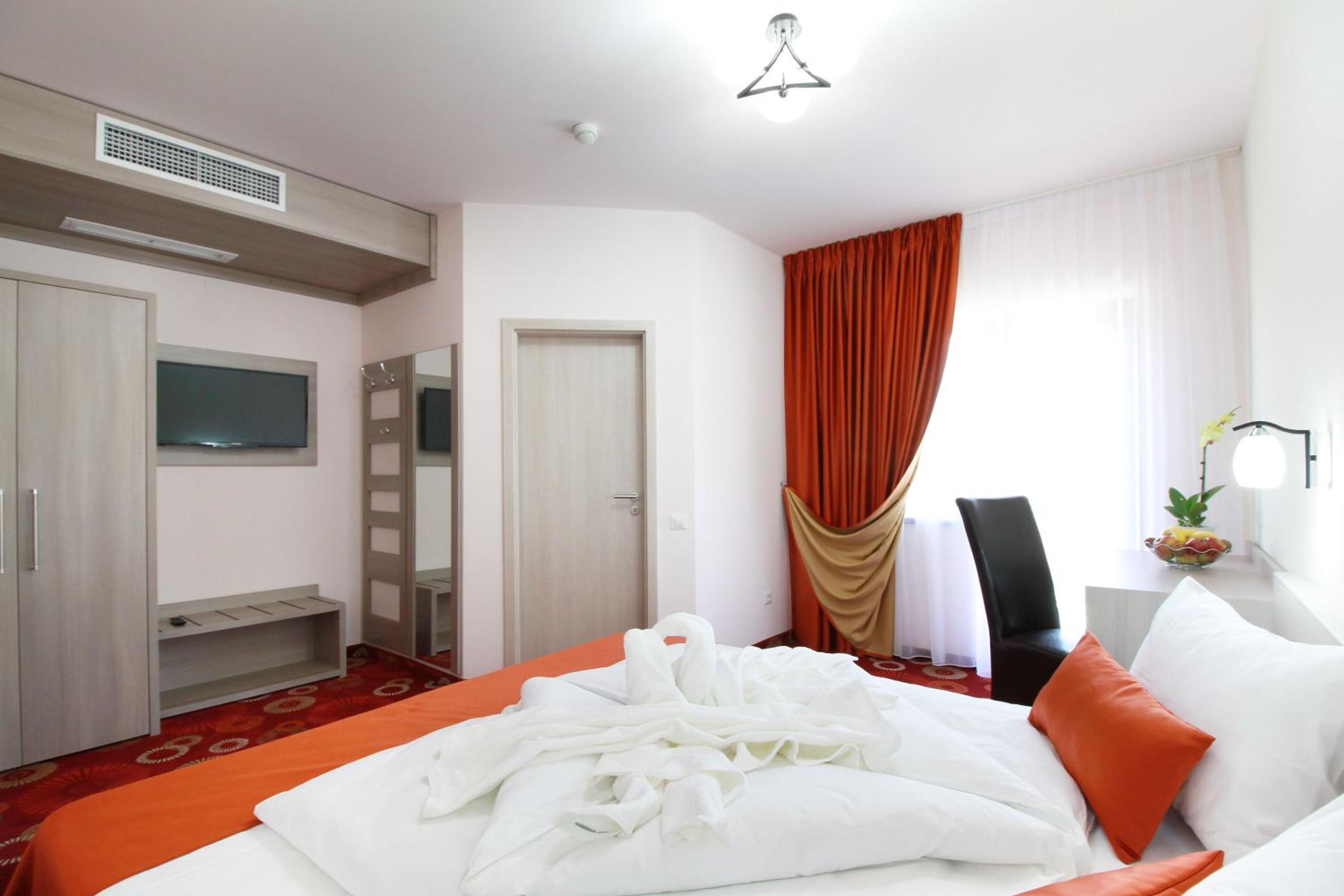 Double Room with Balcony - Photo 7
