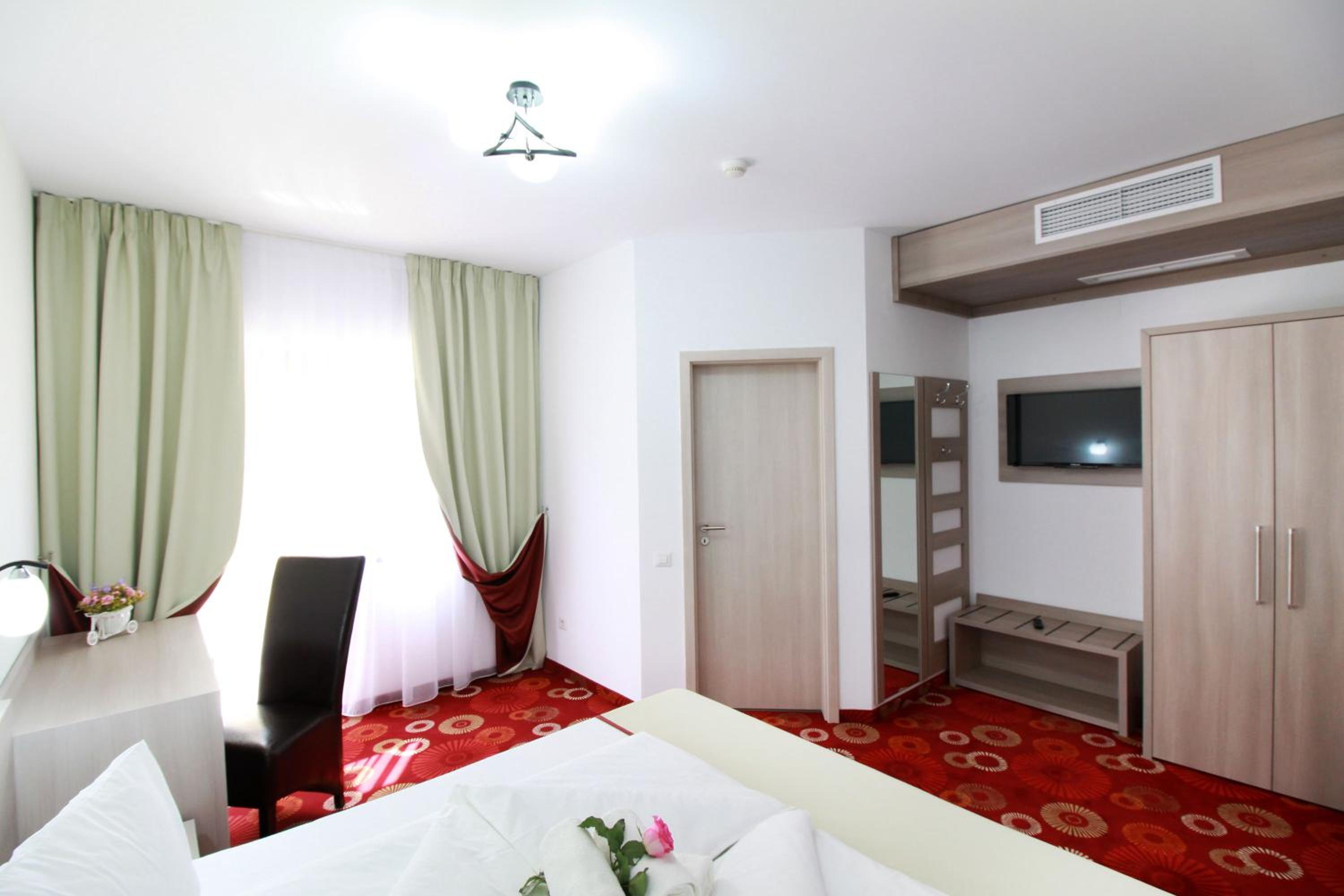 Double Room with Balcony - Photo 8