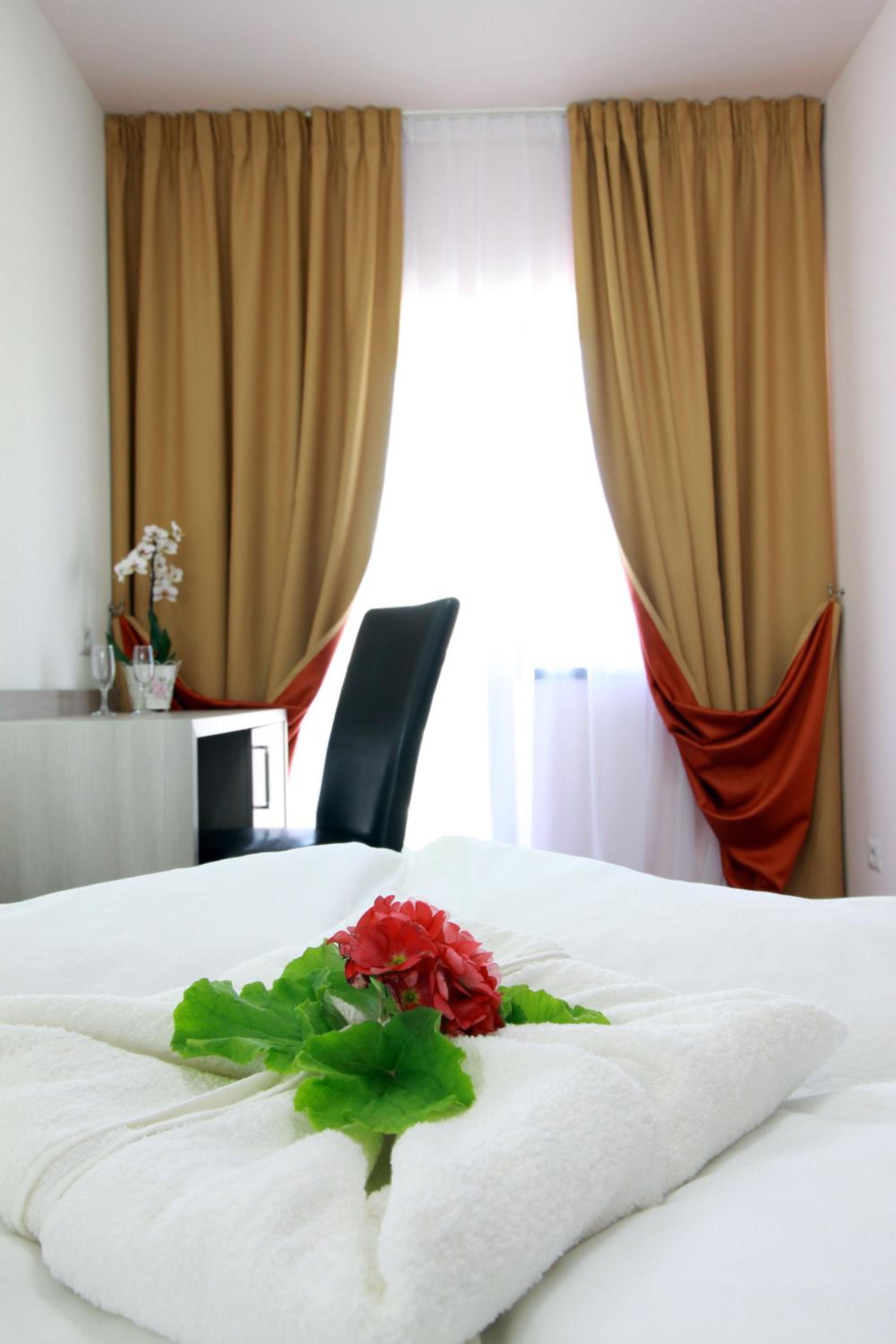 Double Room with Balcony - Photo 9