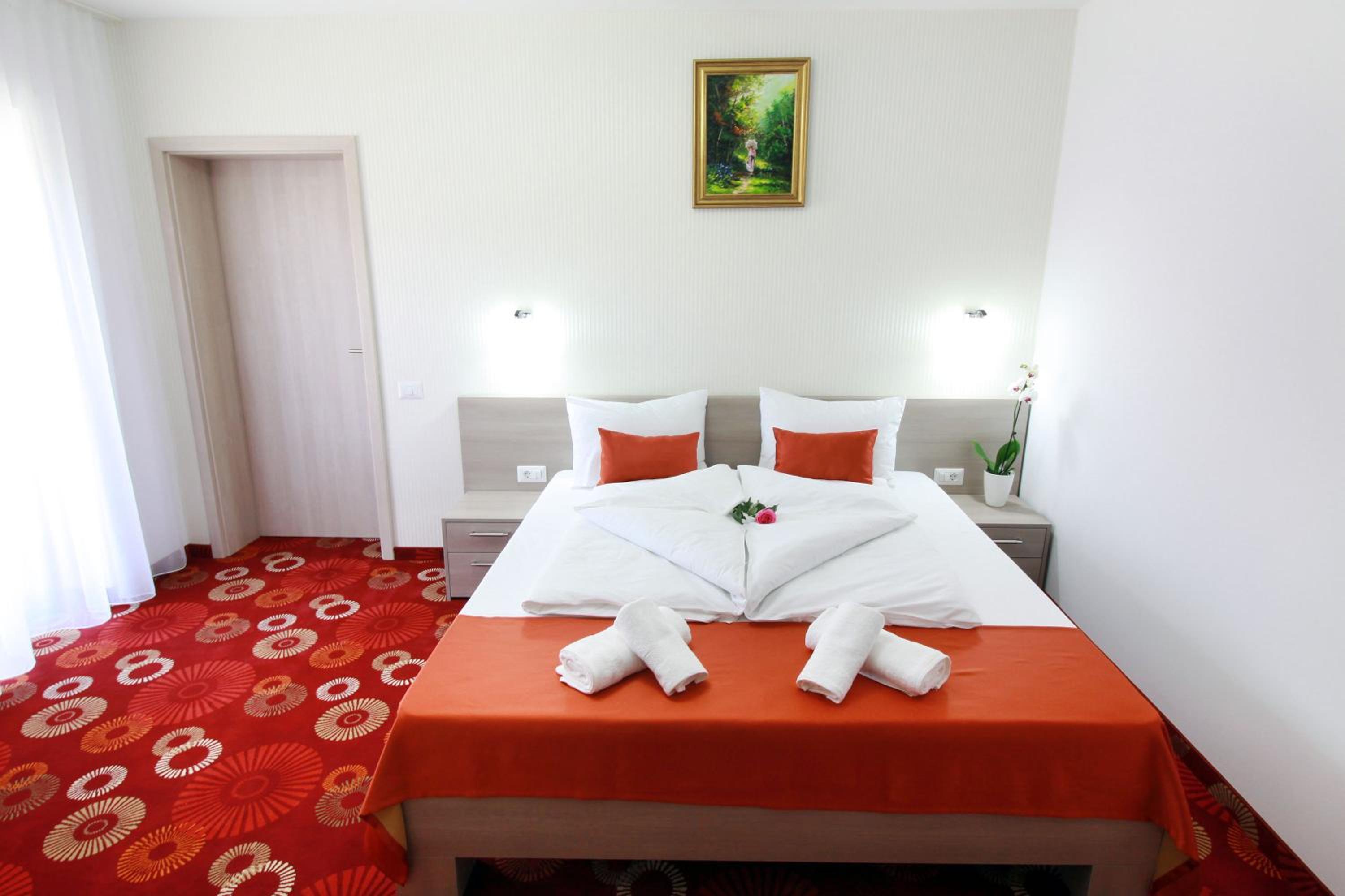 Double Room with Balcony - Photo 10
