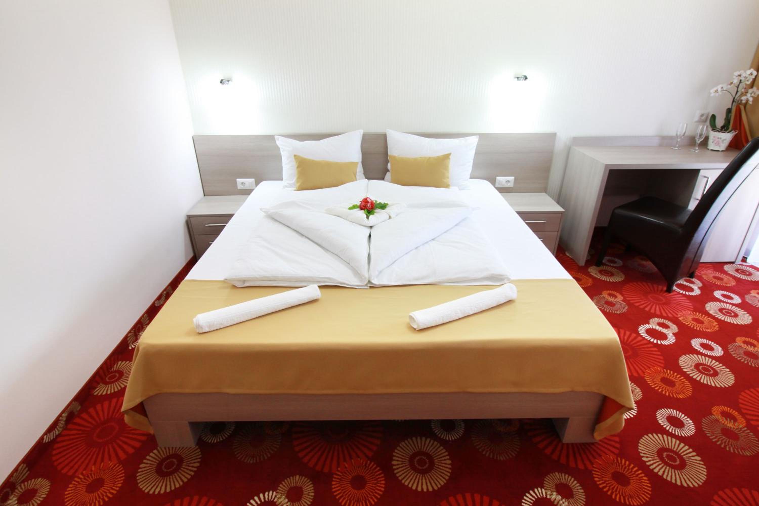 Double Room with Balcony - Photo 11