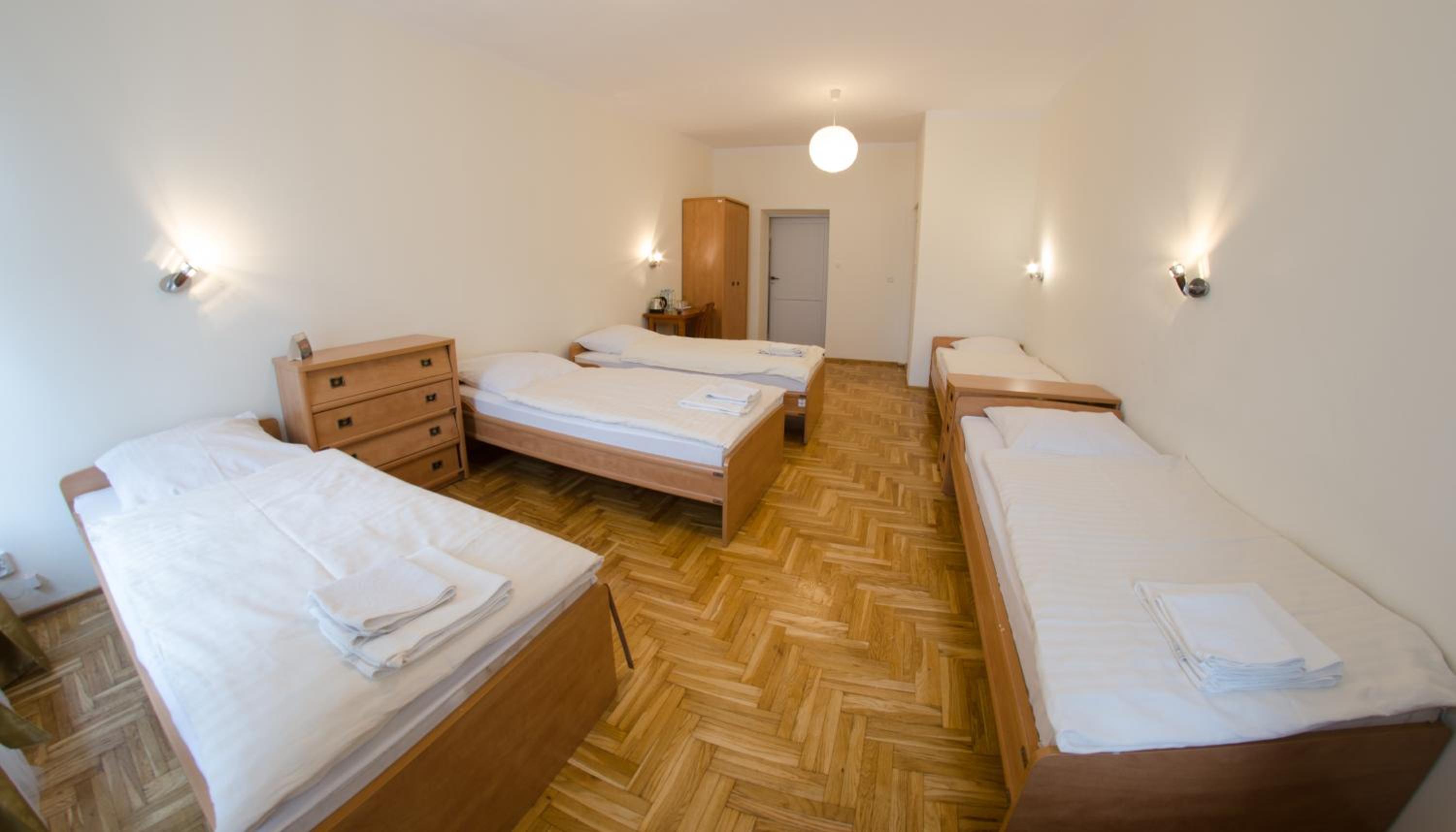 Quadruple Room - Photo 8