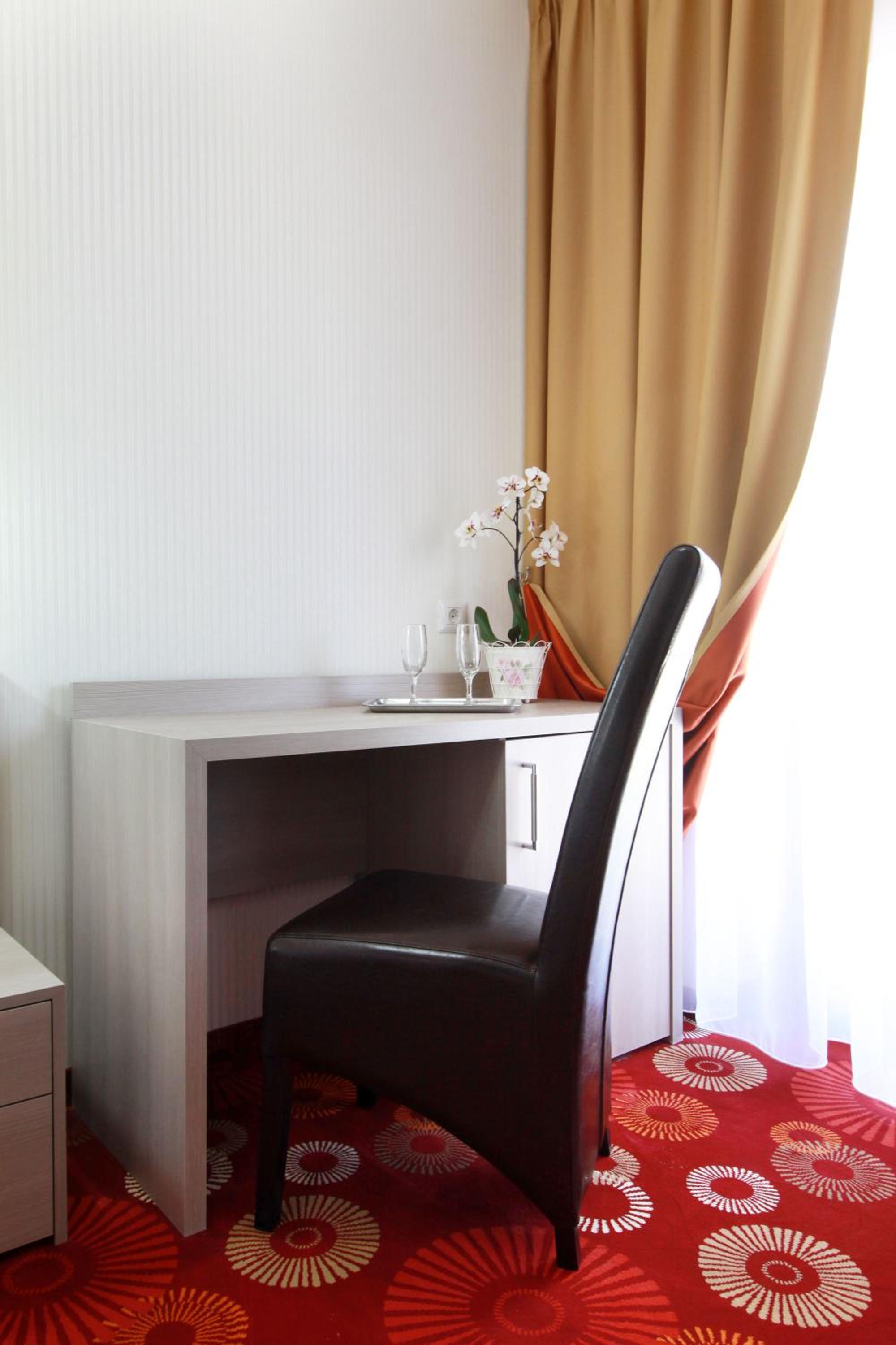 Double Room with Balcony - Photo 24