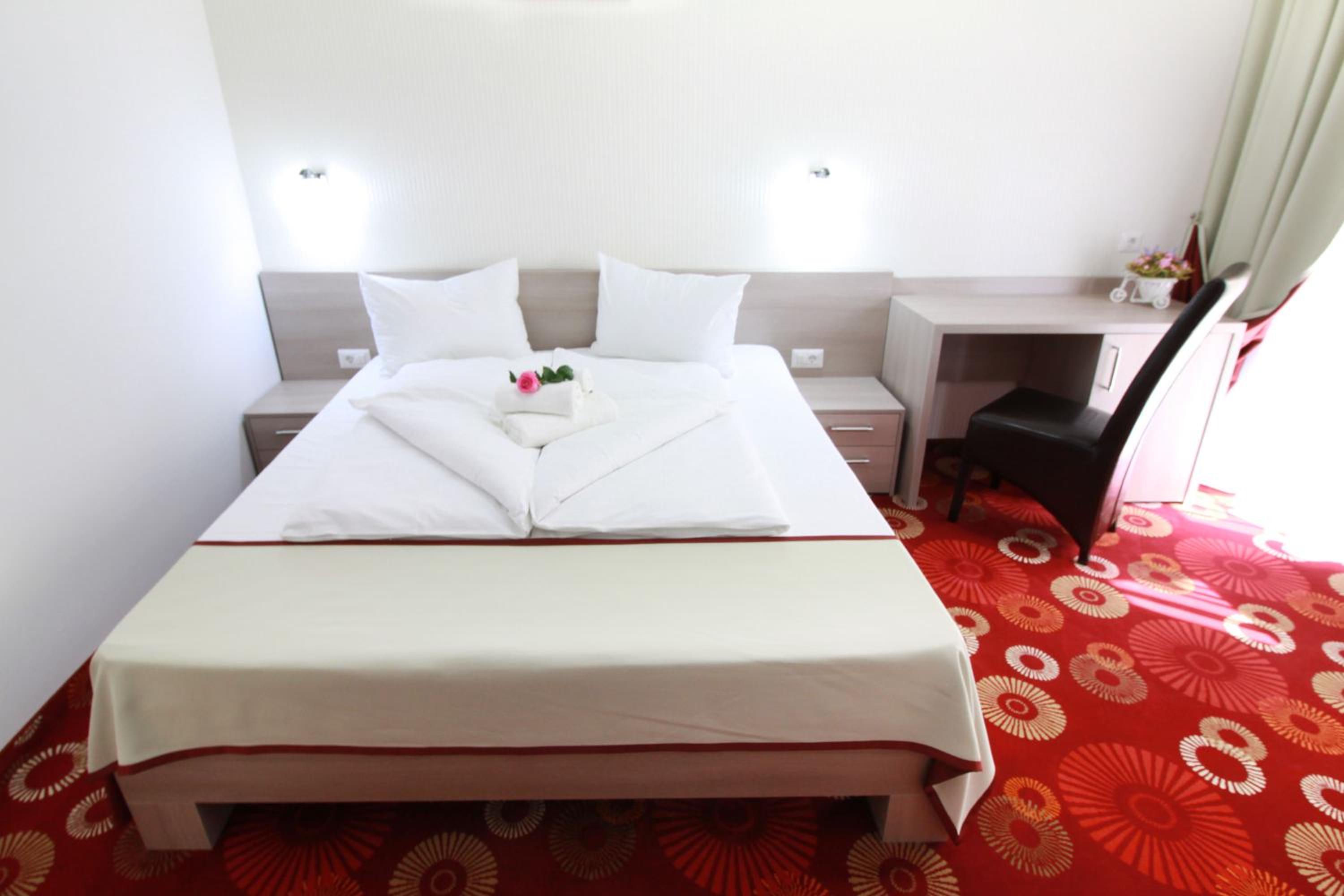Double Room with Balcony - Photo 12