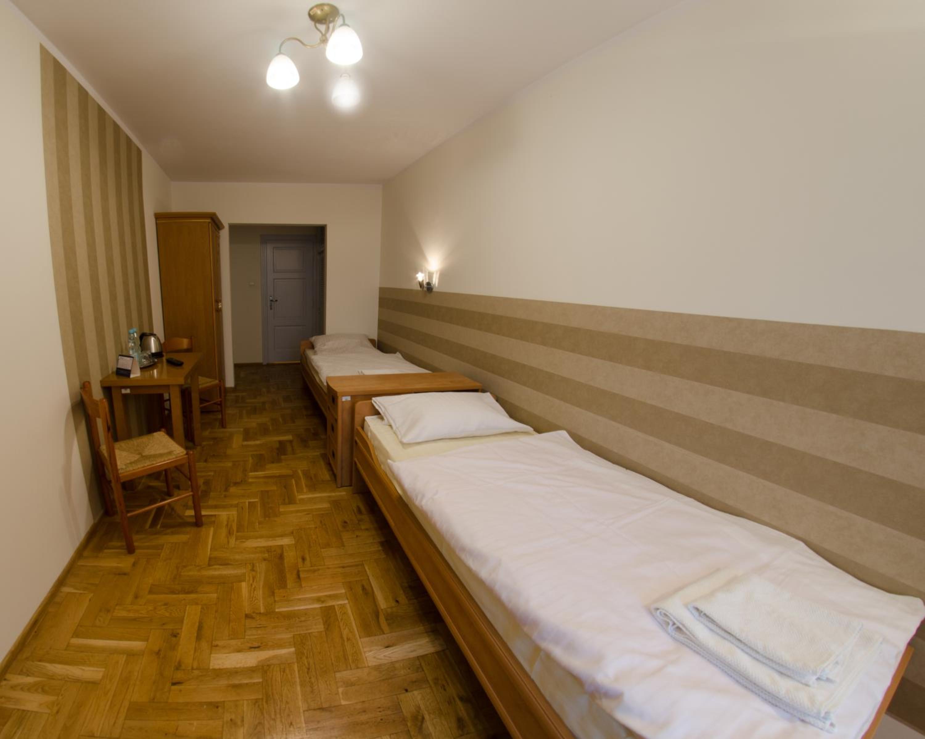 Twin Room - Photo 11