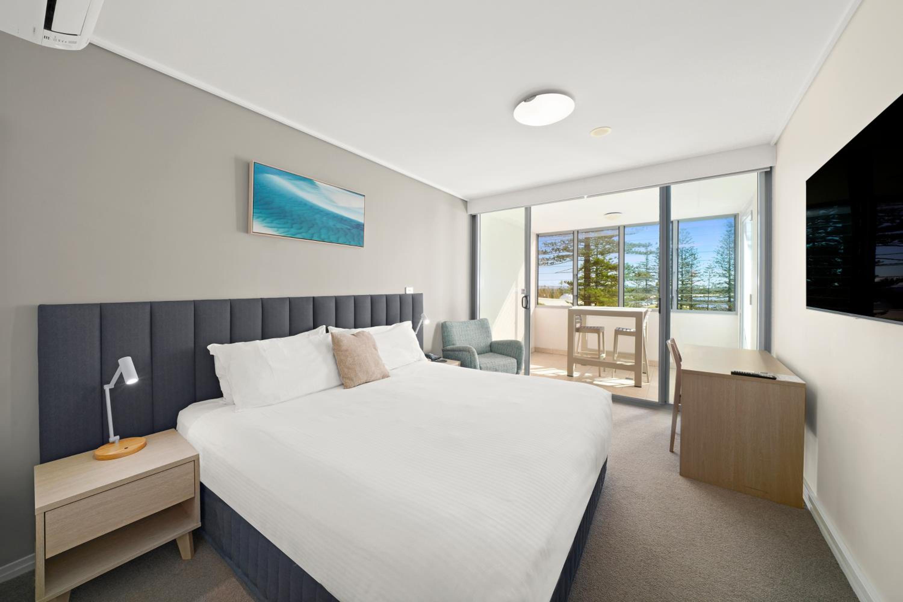Three-bedroom ocean view apartment photo 2
