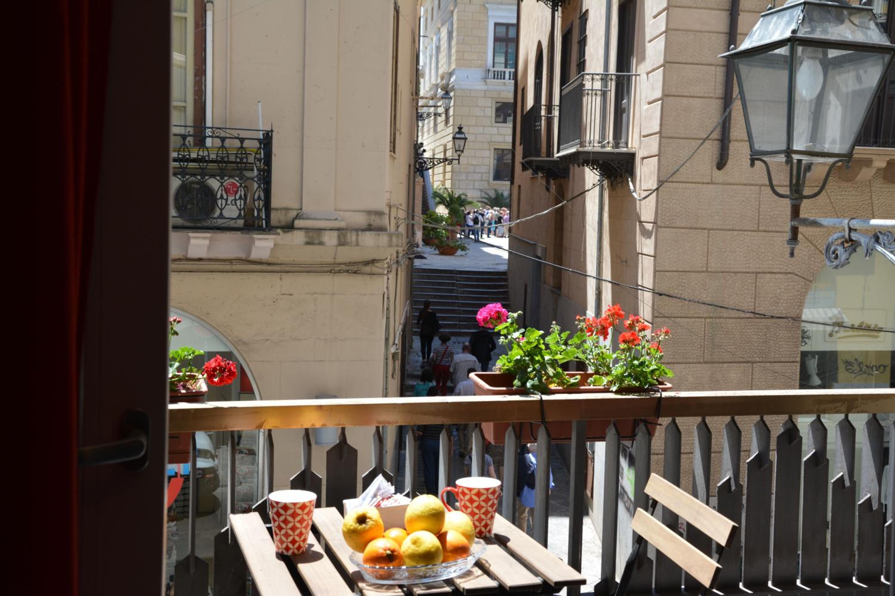 Deluxe Double Room with Balcony - Photo 11