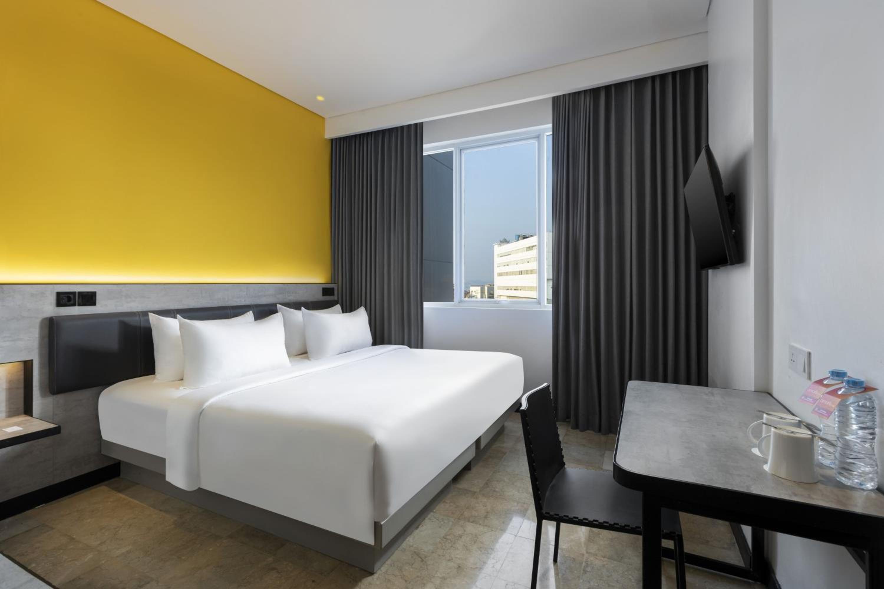 Smart Room Hollywood - Photo 1