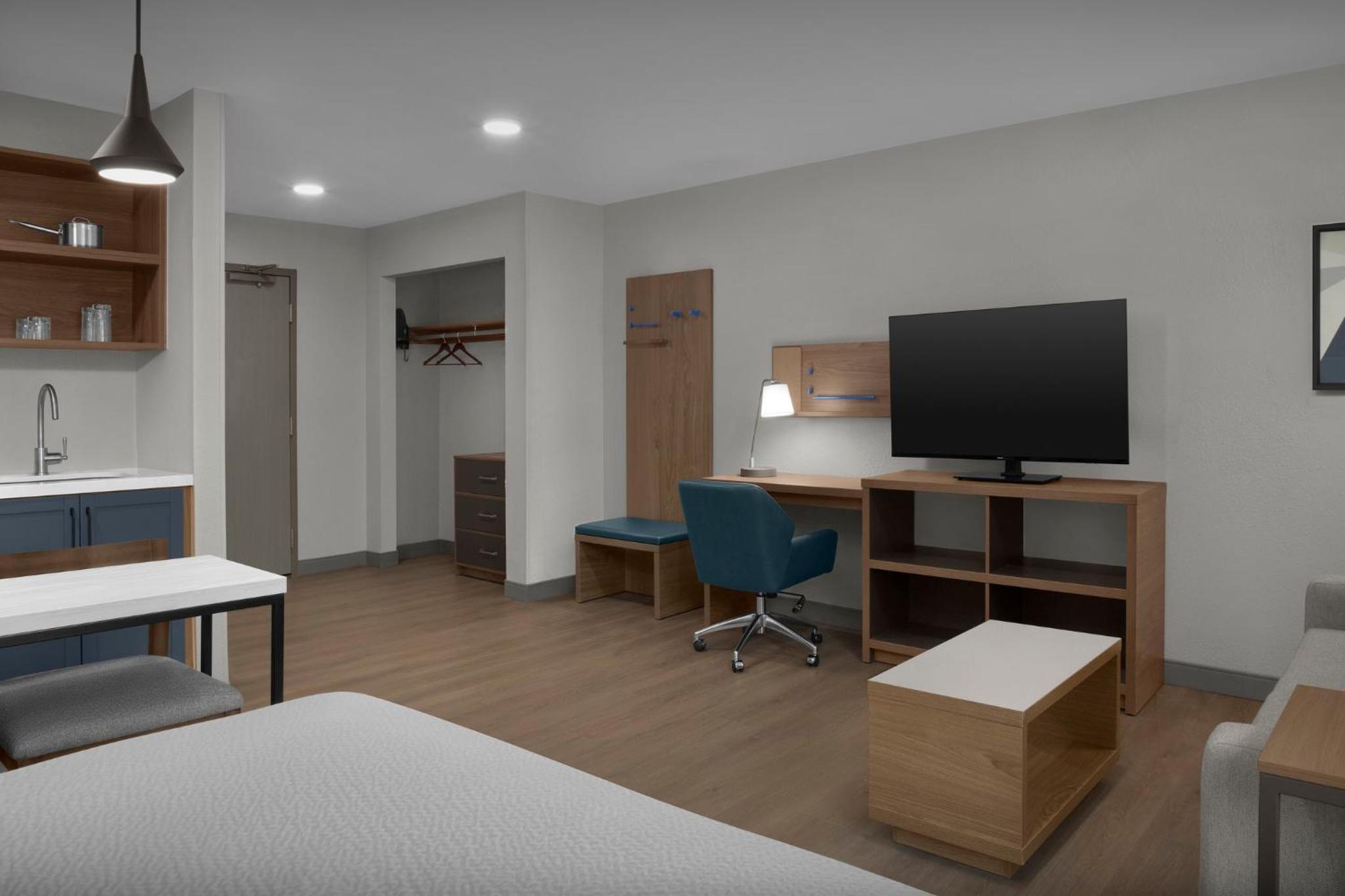 Queen Studio Suite - Photo 10