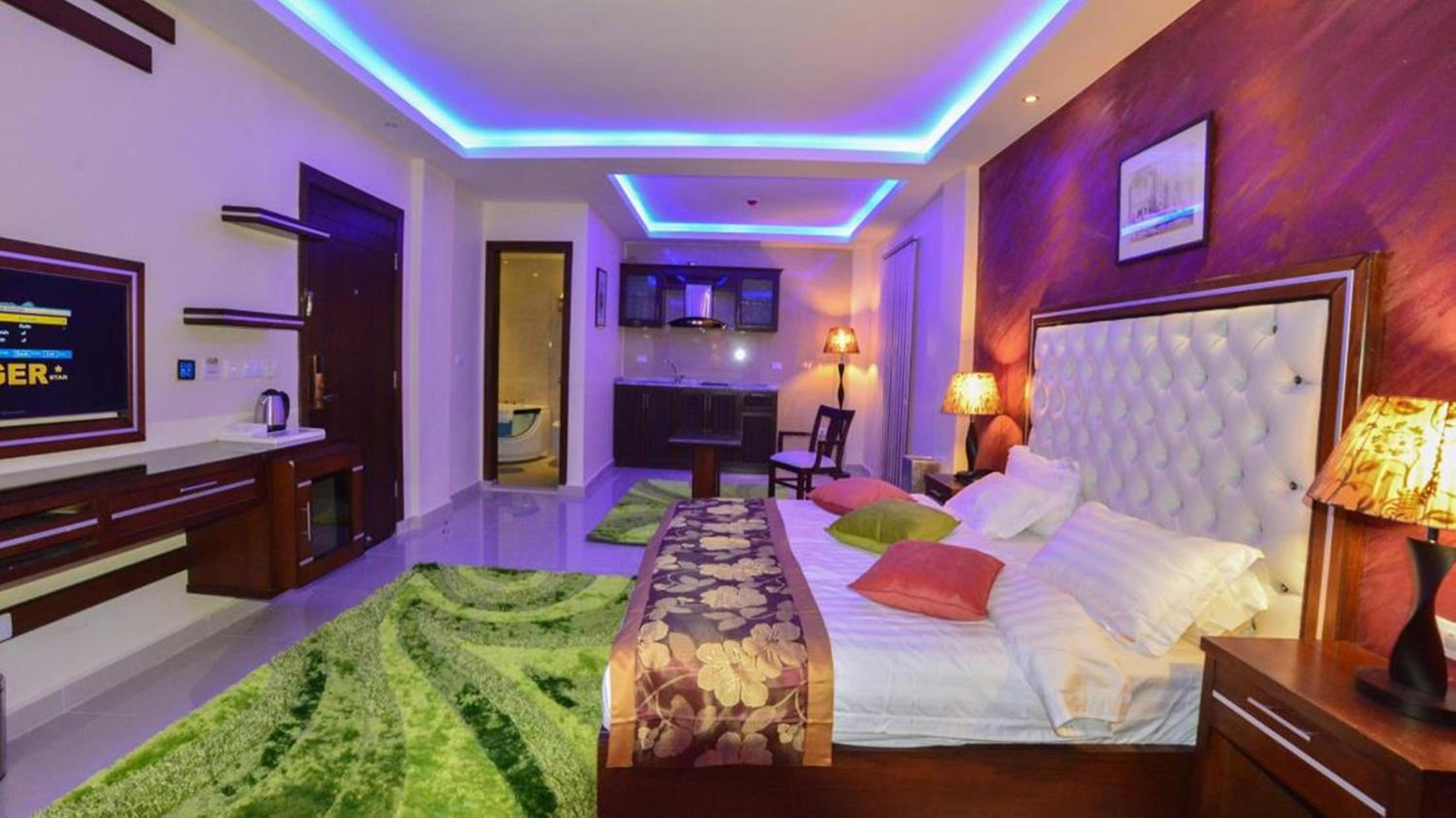Deluxe Suite with Spa Bath photo 1