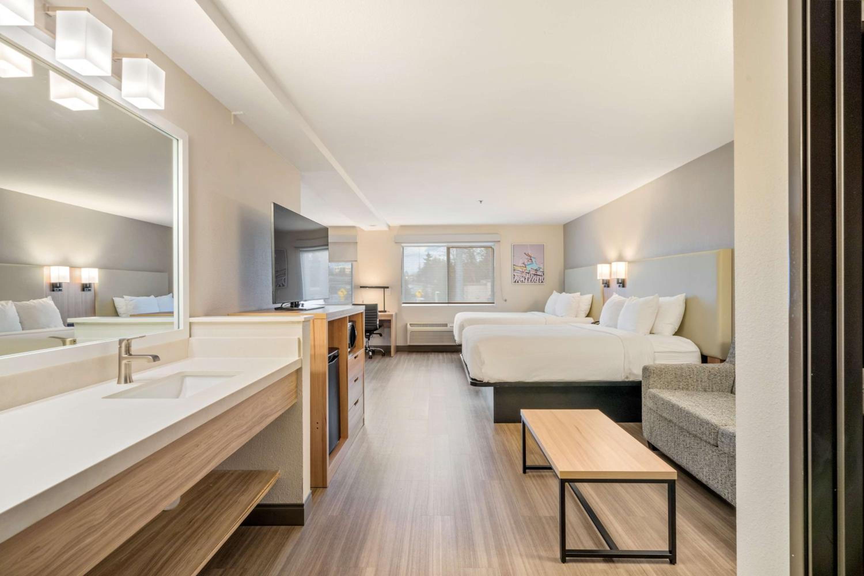 Family King Suite with Two Queen Beds  - Photo 1