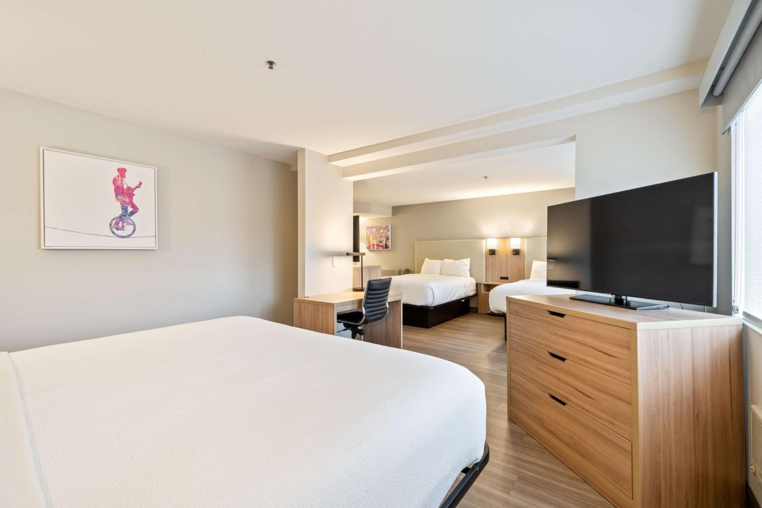 Family King Suite with Two Queen Beds  - Photo 5