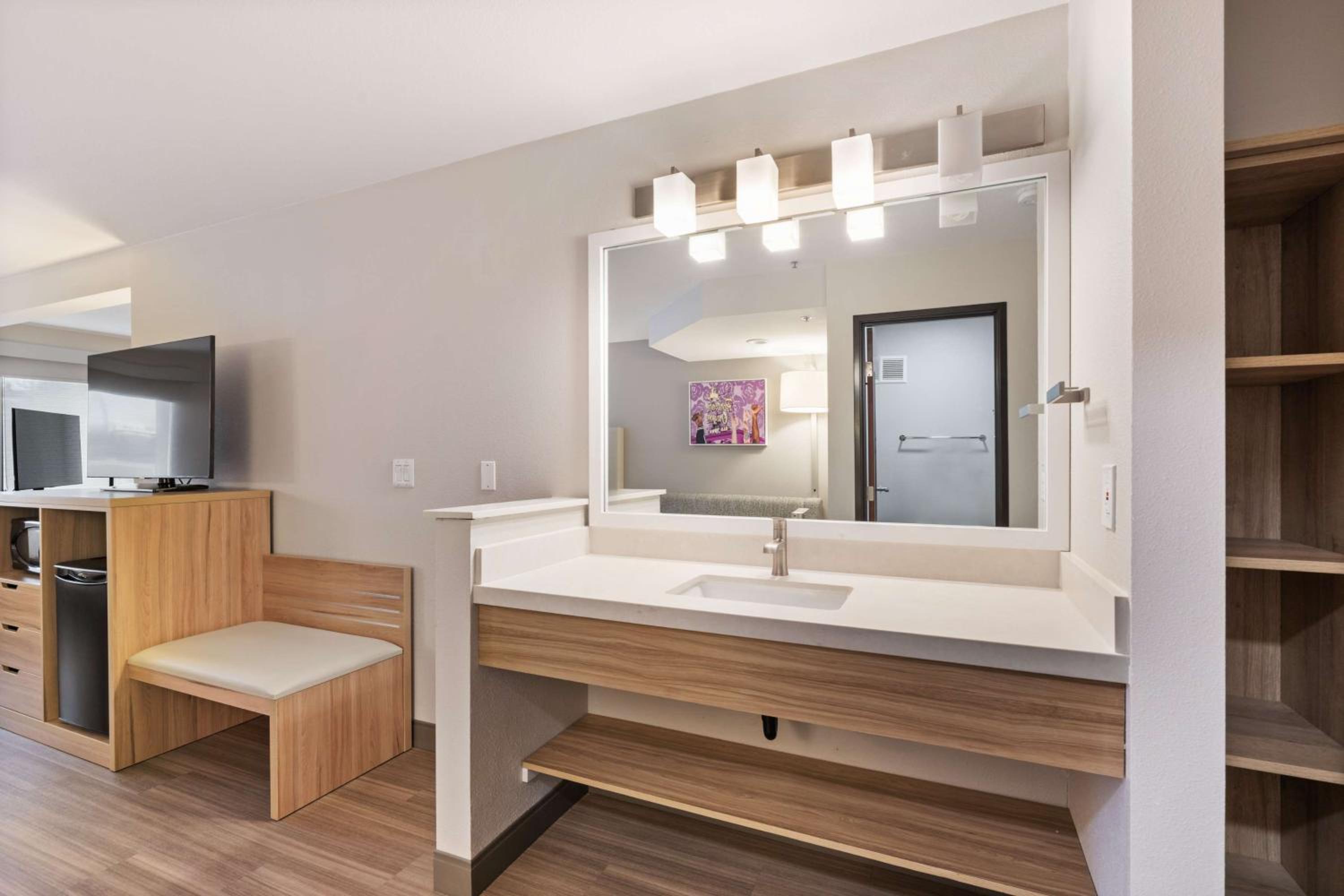 Family King Suite with Two Queen Beds  - Photo 14