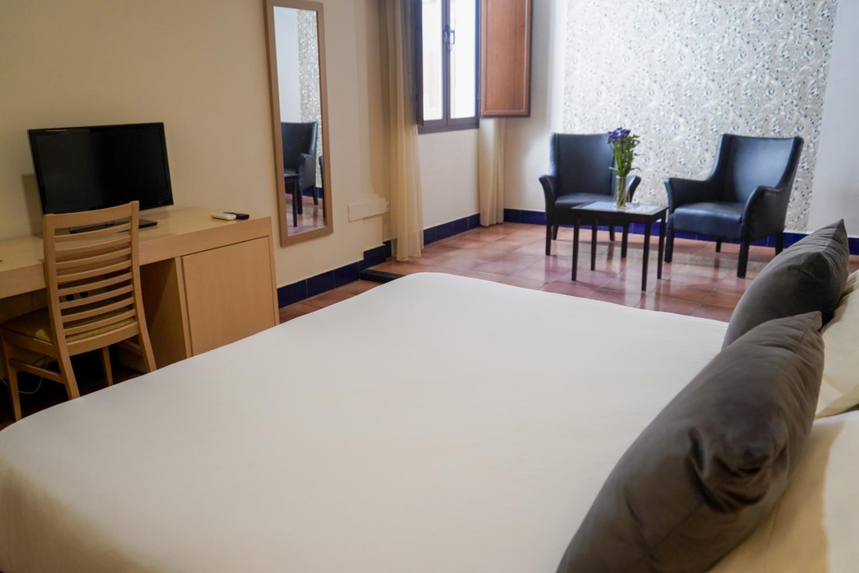 Queen Room photo 2