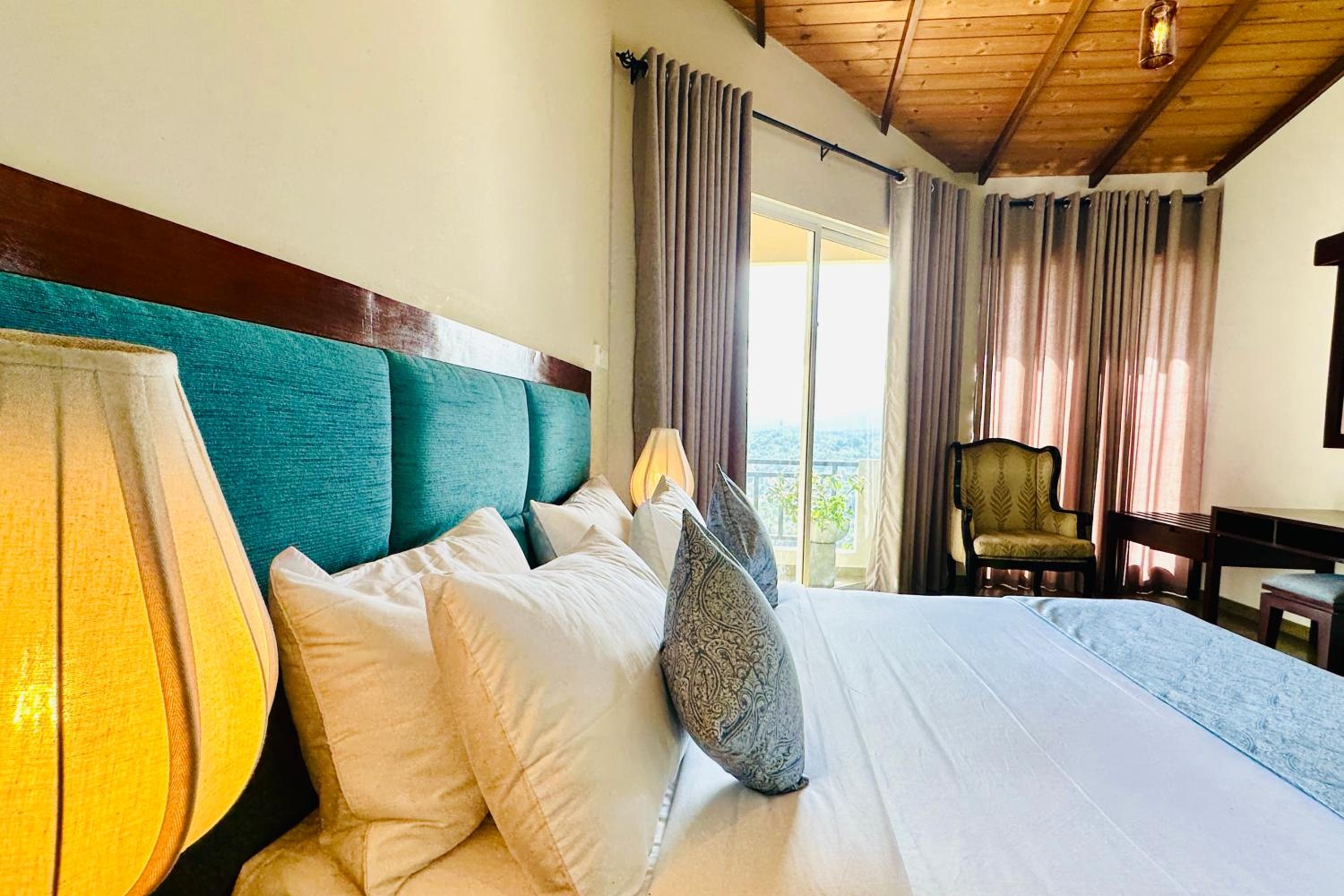 King Room with Mountain View photo 2
