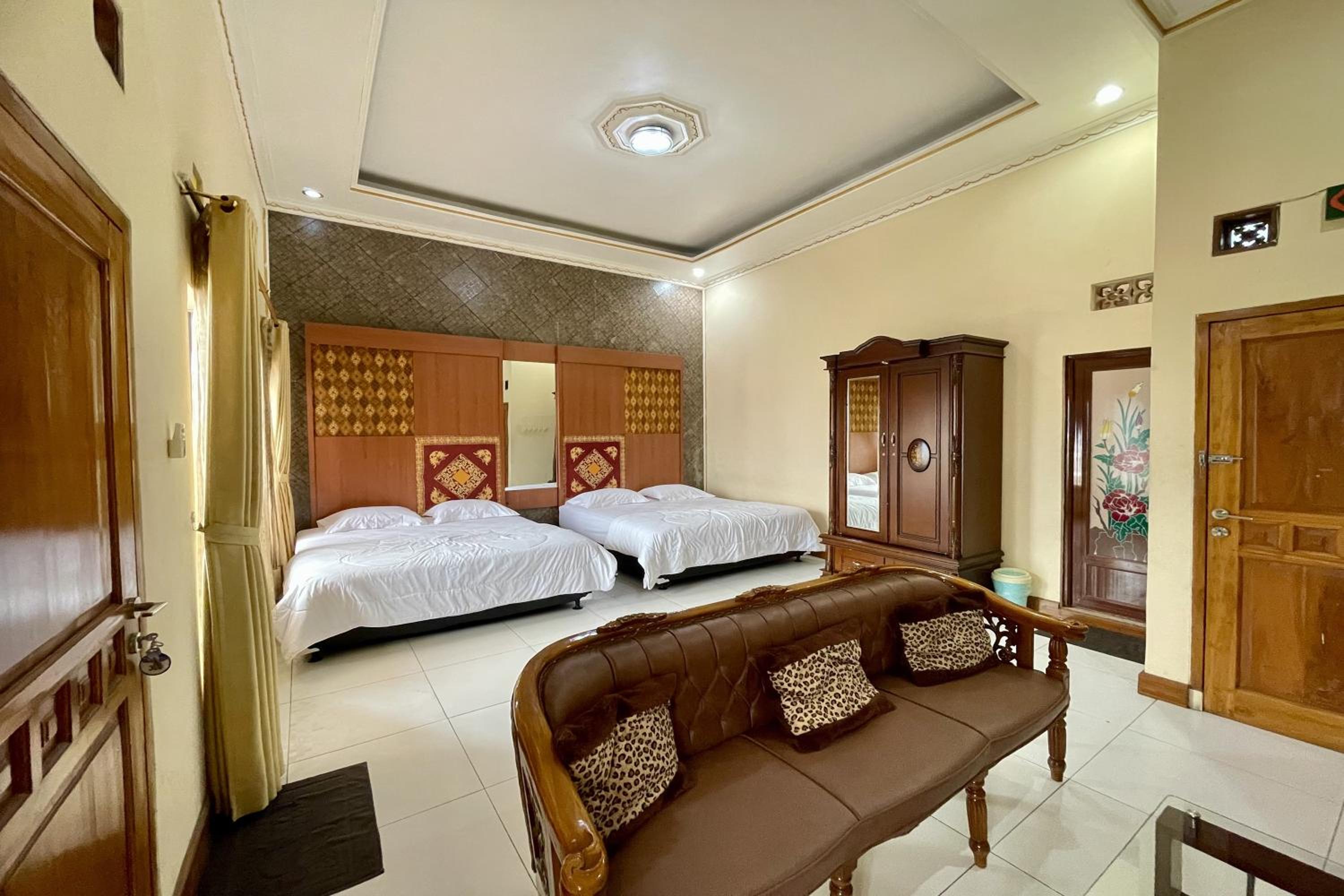 Suite - Photo 1
