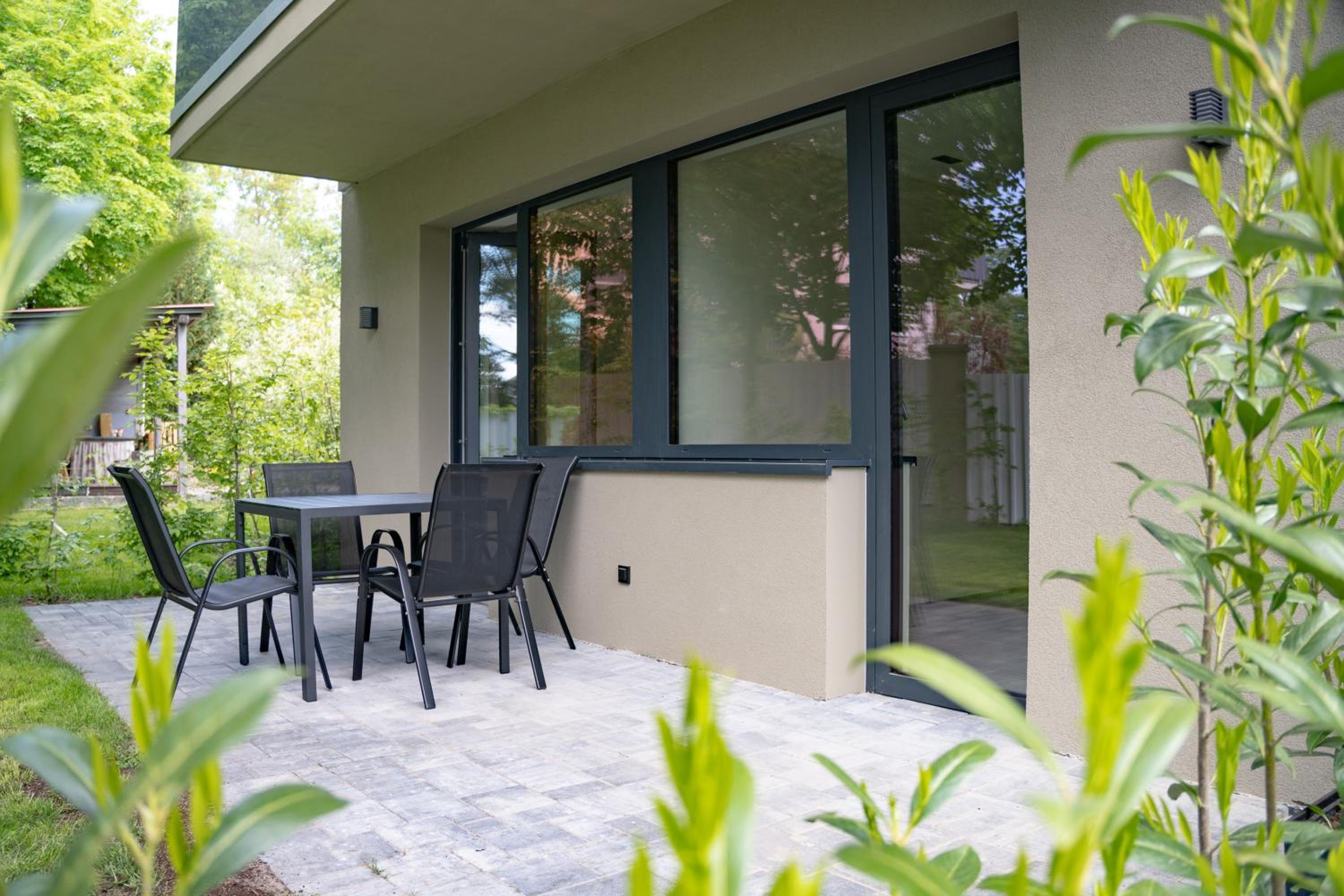 Deluxe Two-Bedroom Apartment with Garden View photo 3