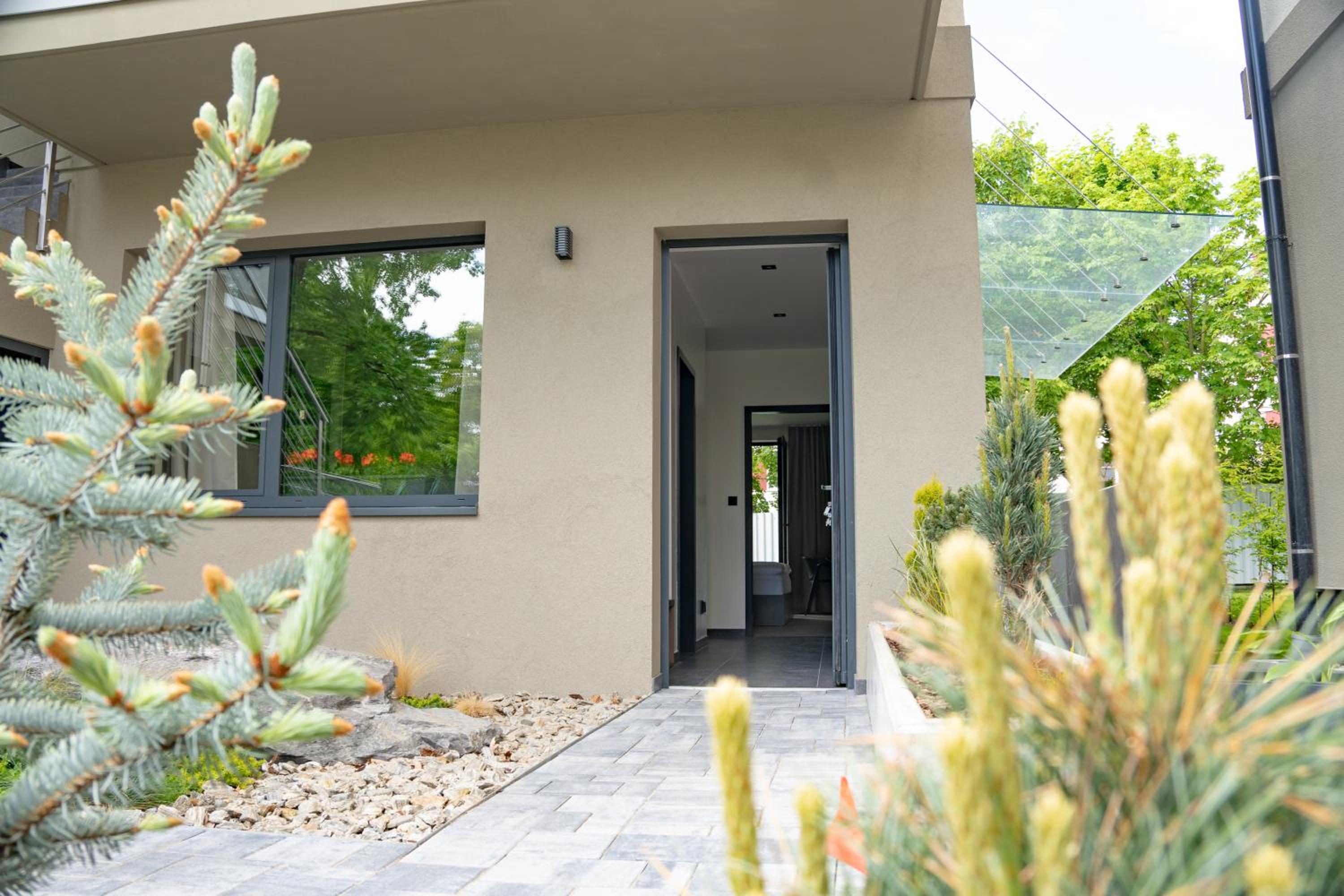 Deluxe Two-Bedroom Apartment with Garden View photo 2