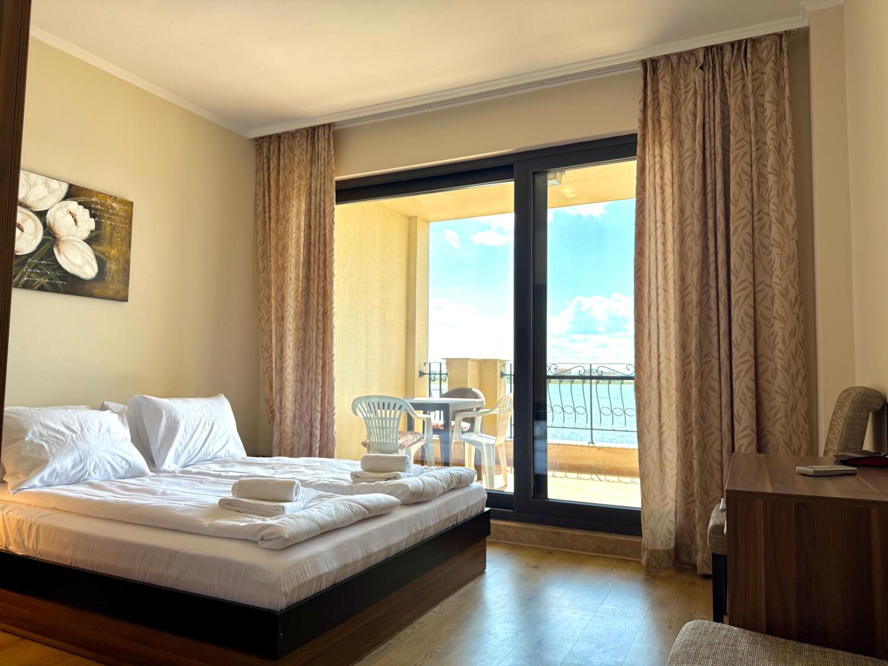 Two-Bedroom Apartment with Balcony and Sea View photo 3