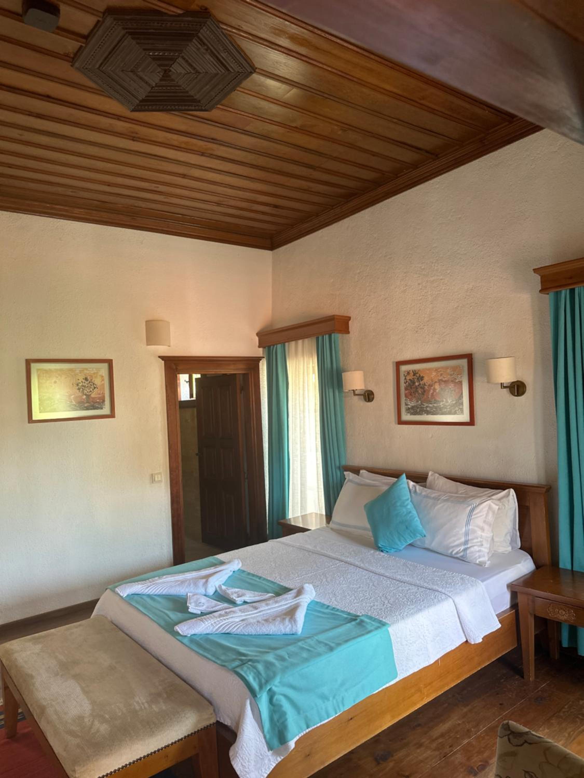 Deluxe Double Room with Side Sea View photo 2