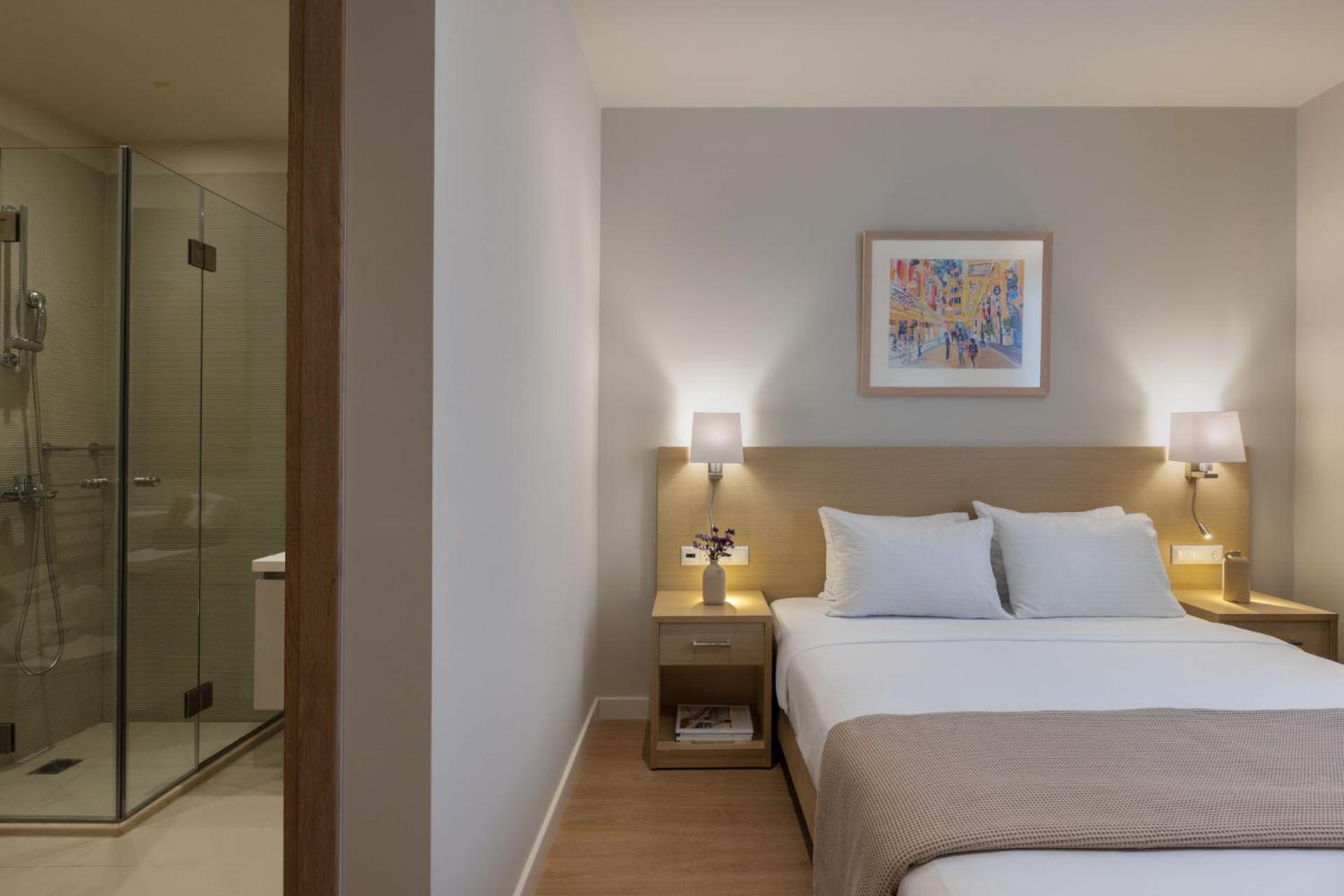 Suite with Terrace City and Port View