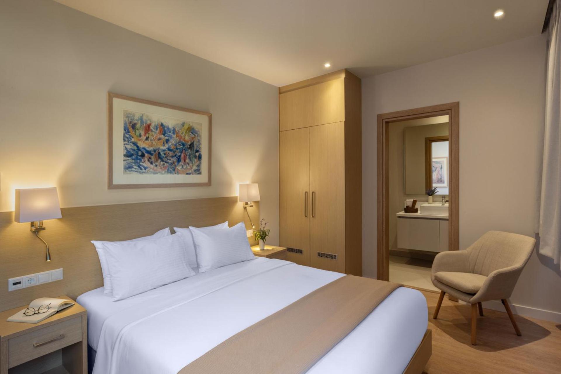 Deluxe Room with Terrace City and Port View