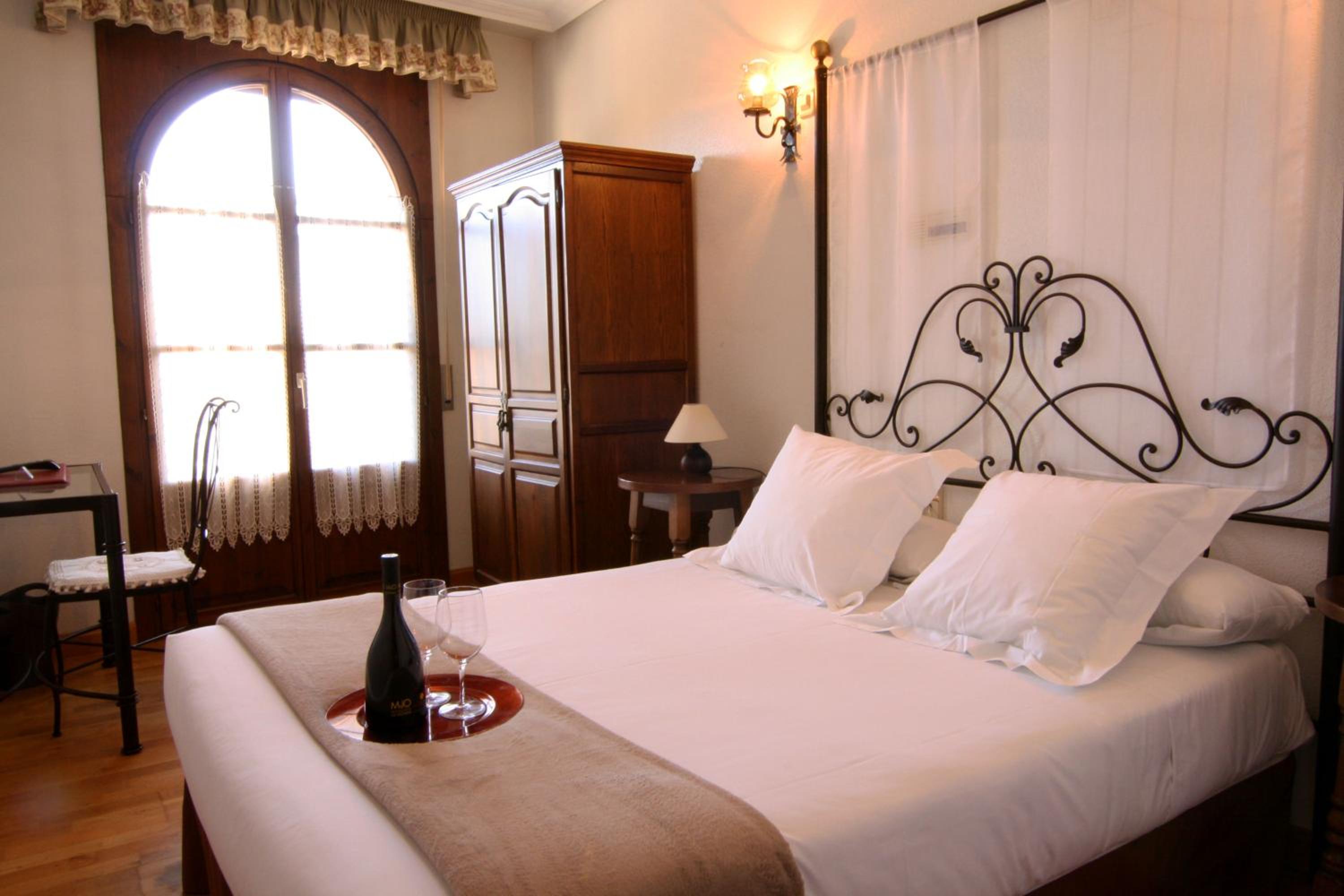 Double or Twin Room - Photo 11