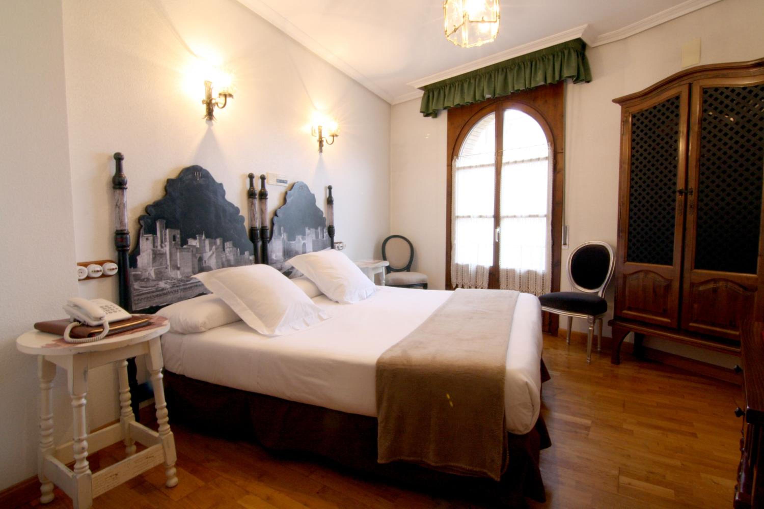 Double or Twin Room - Photo 15