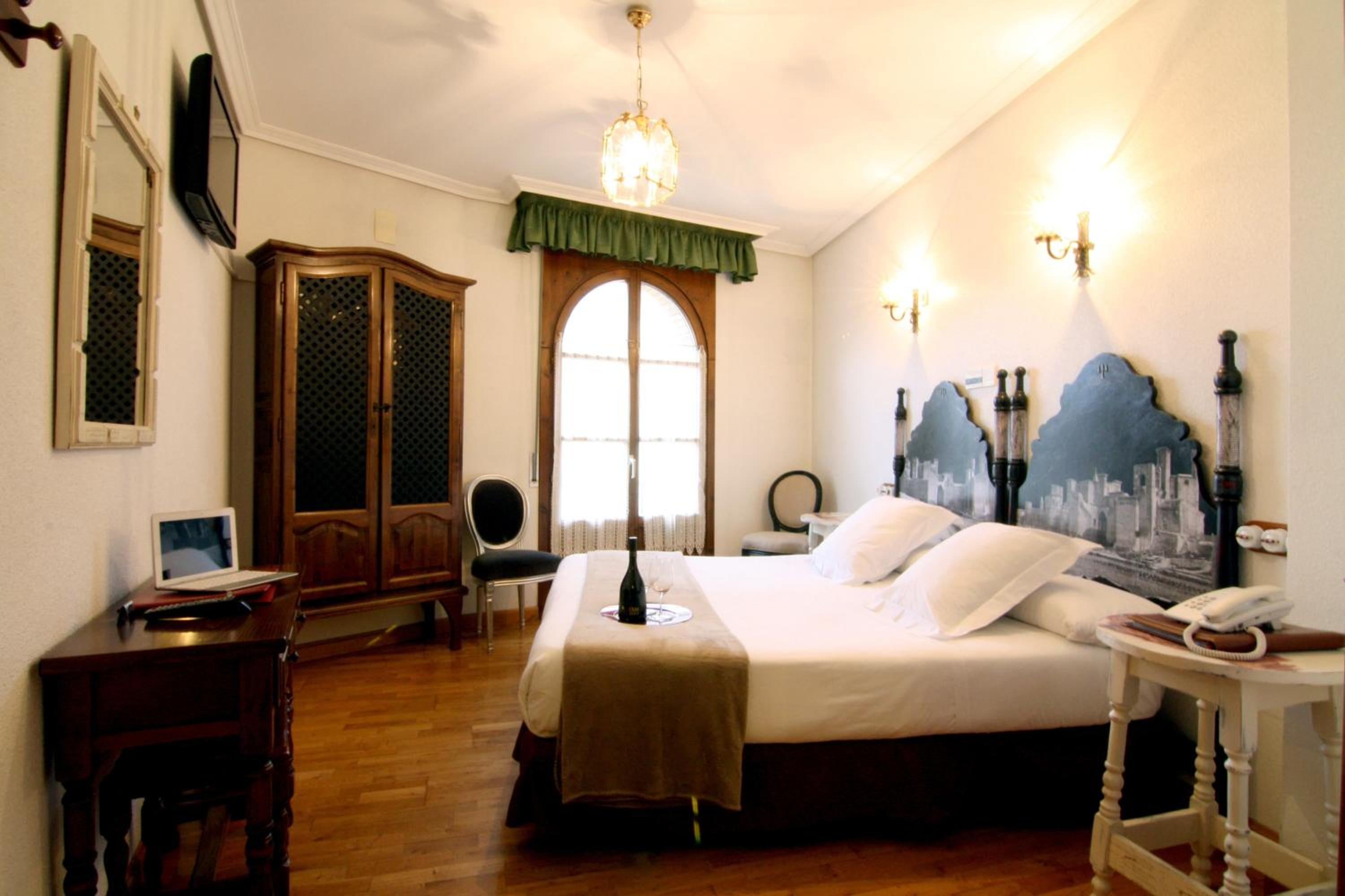 Double or Twin Room - Photo 13