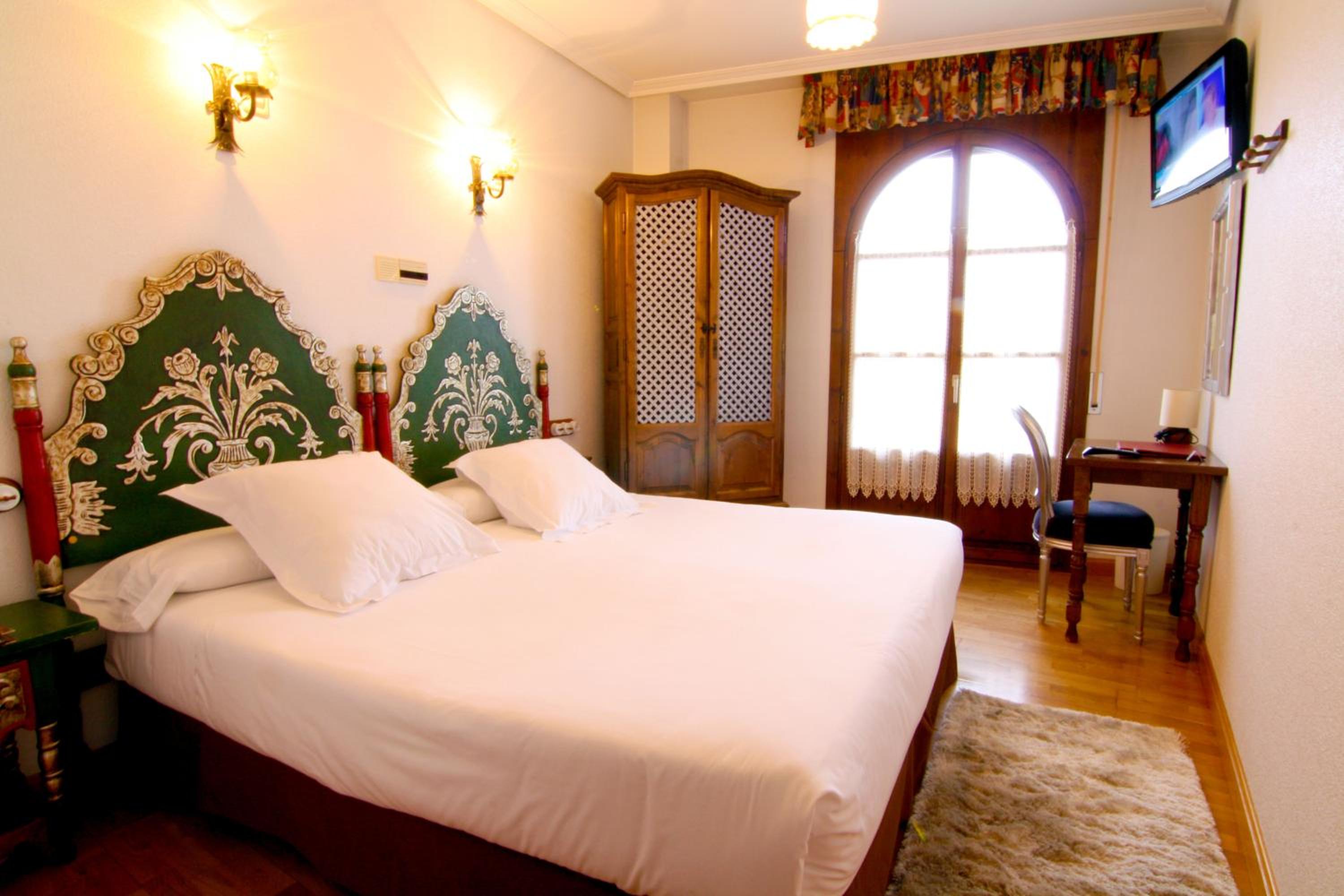 Double or Twin Room - Photo 12