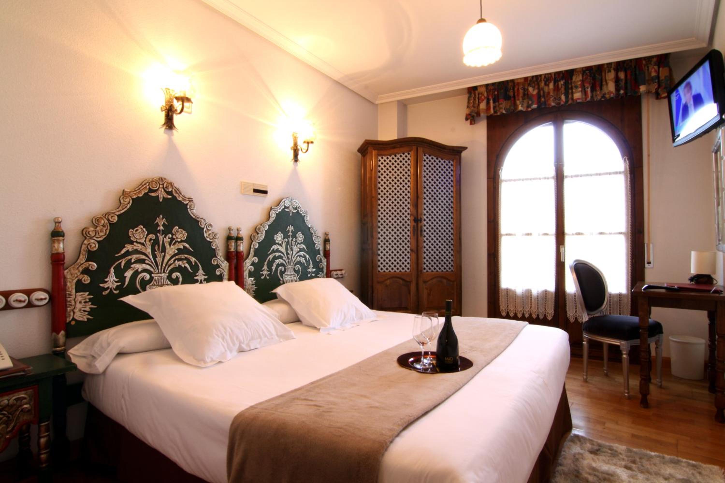 Double or Twin Room - Photo 4