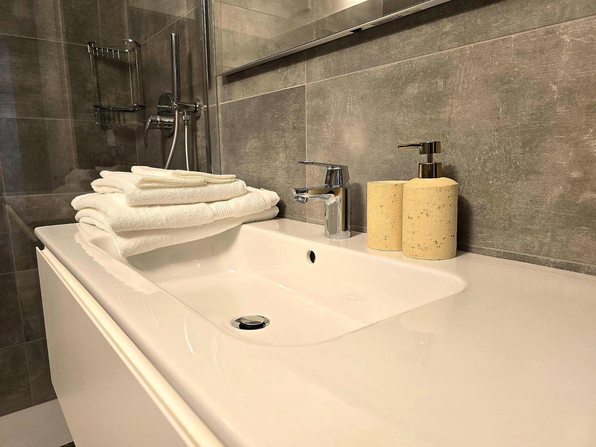 Deluxe One-Bedroom Apartment with City View photo 1