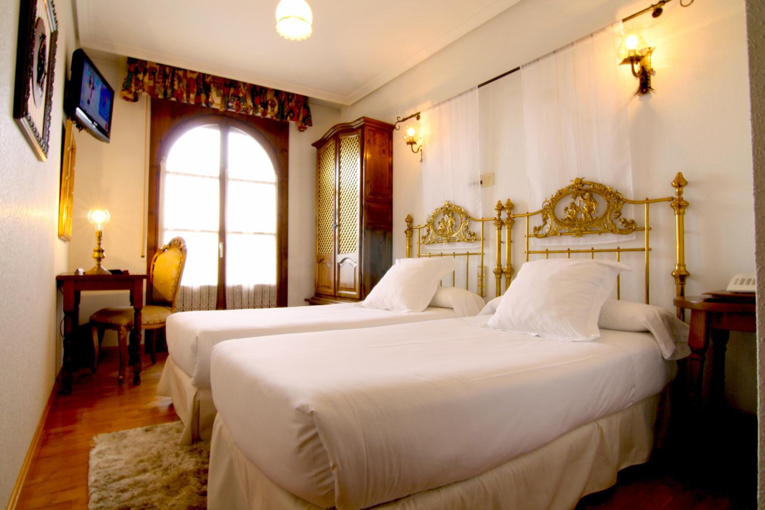Double or Twin Room - Photo 10