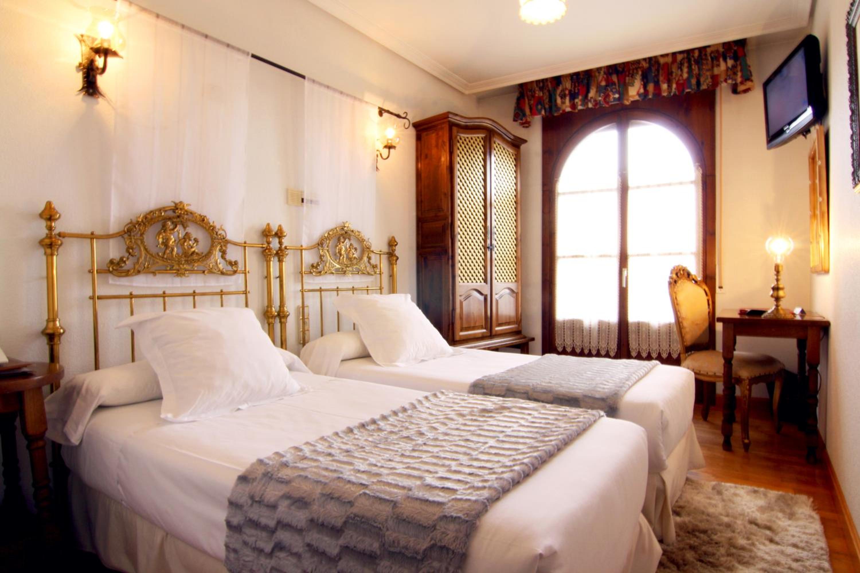 Double or Twin Room - Photo 16