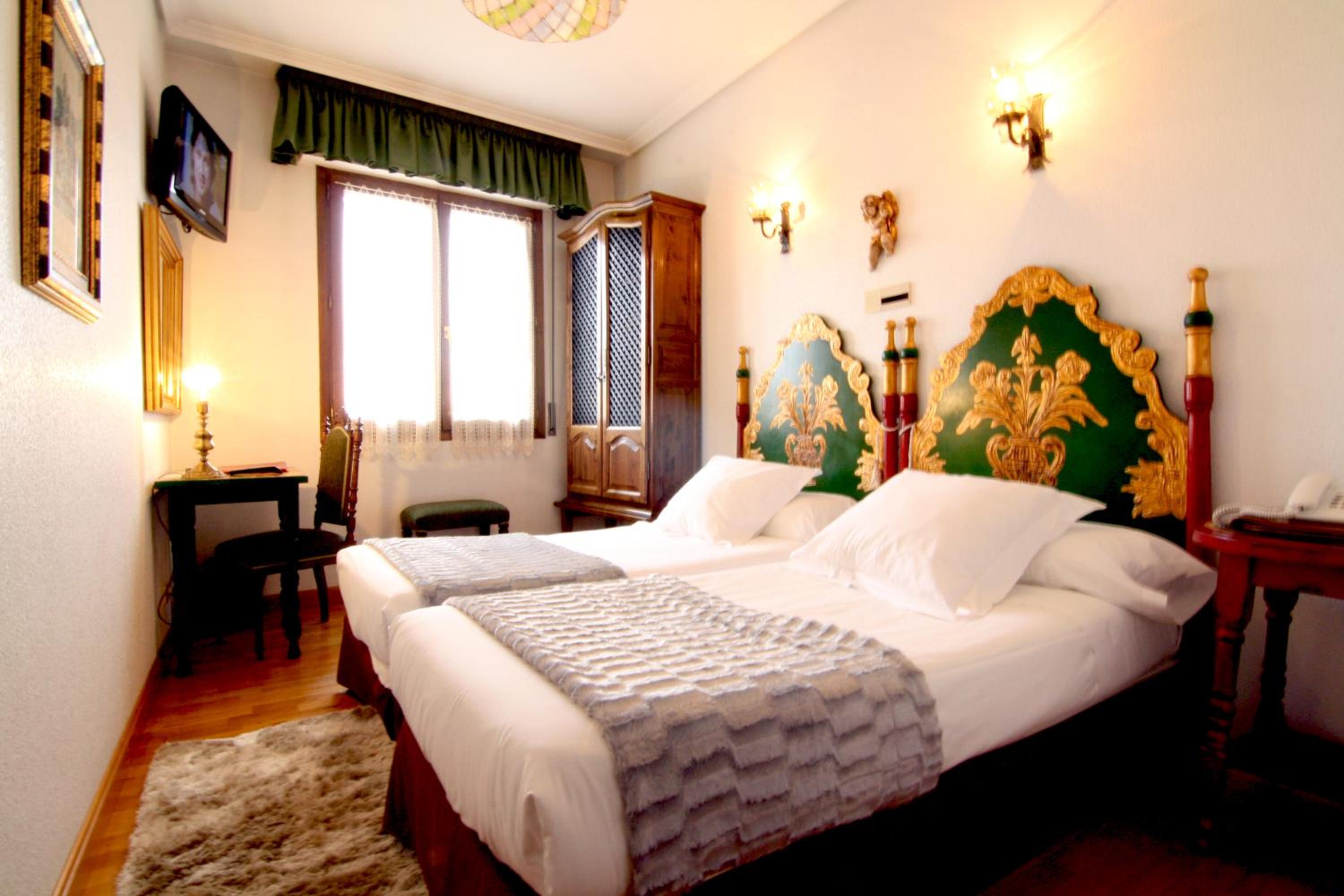 Double or Twin Room - Photo 6