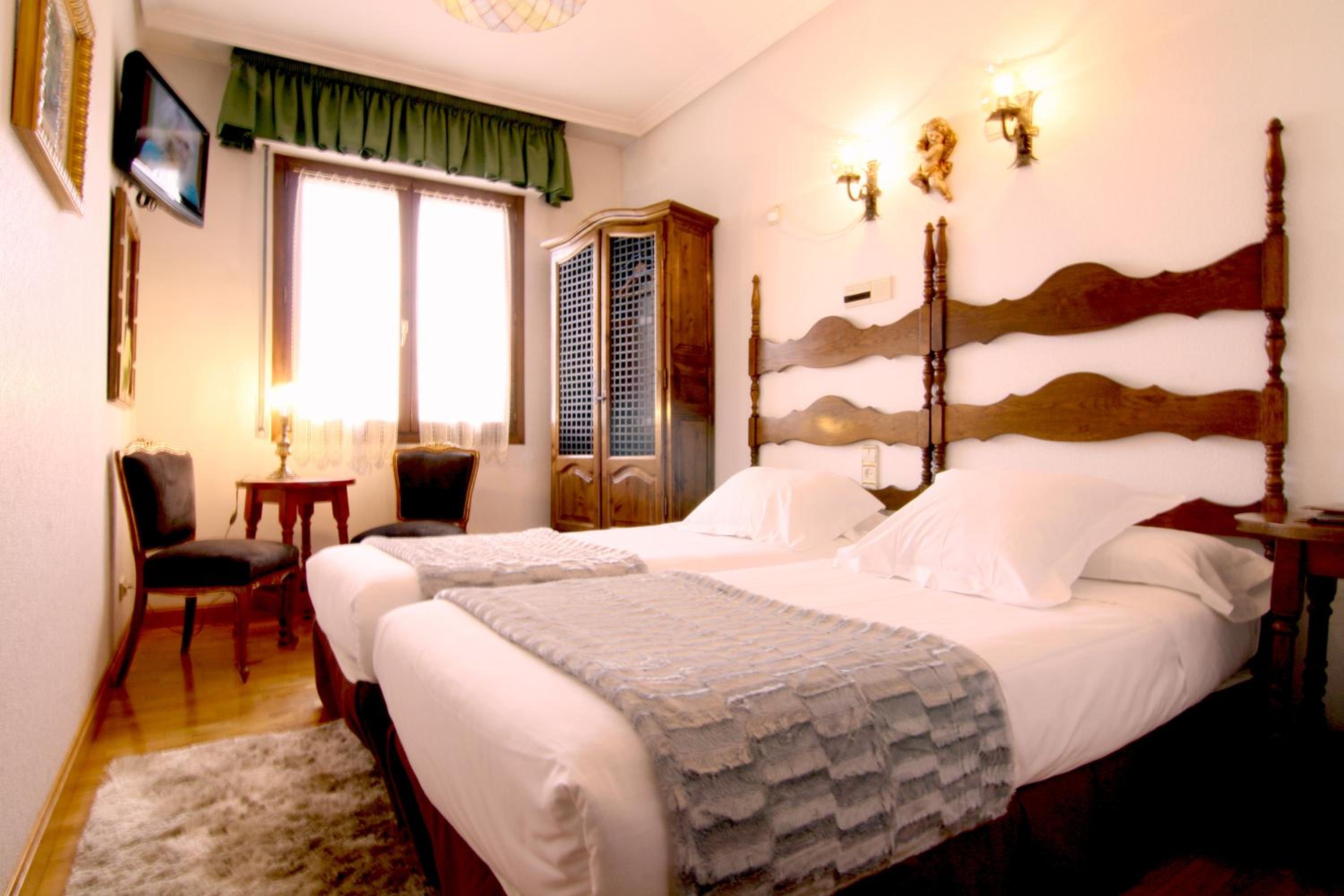 Double or Twin Room - Photo 7