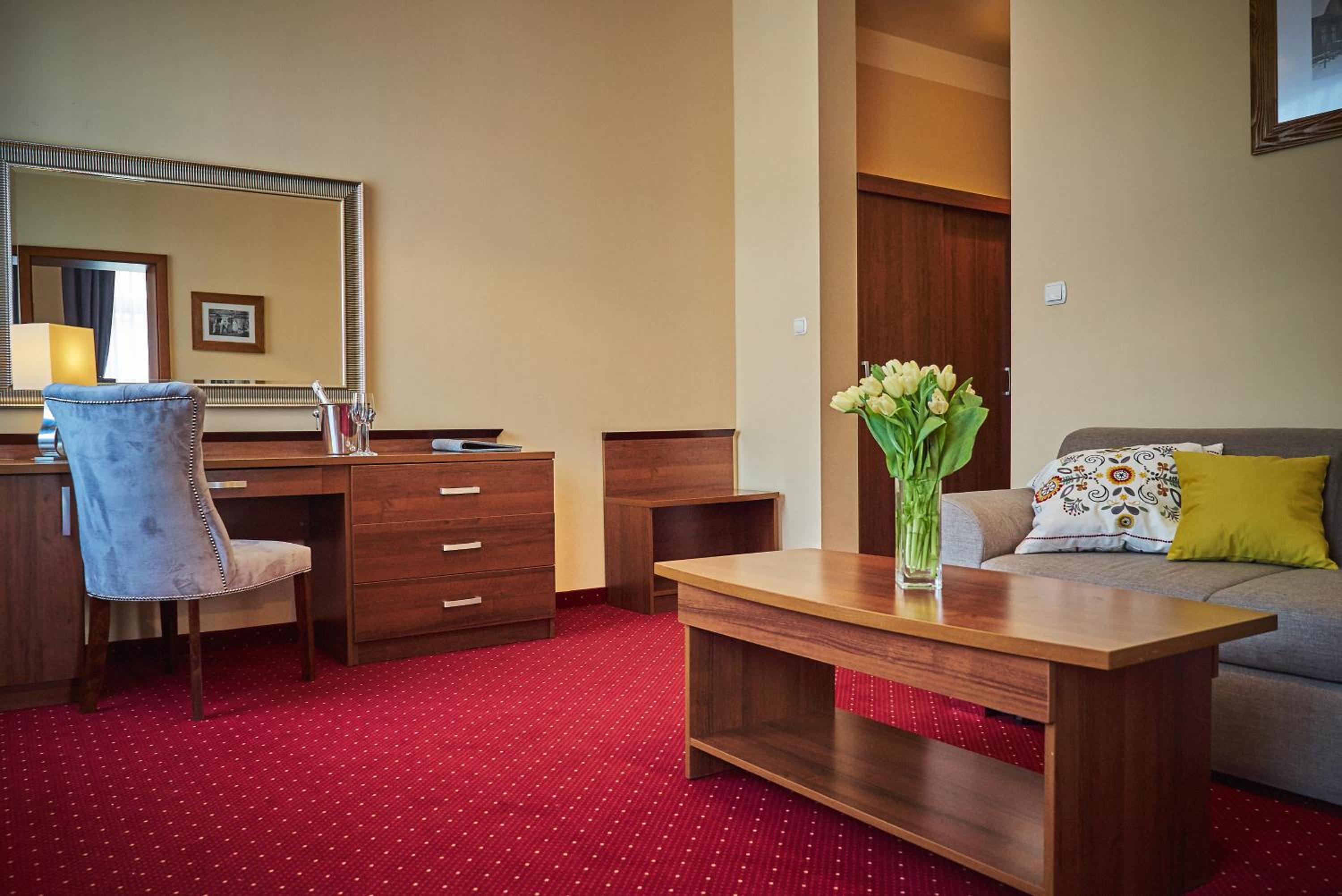 One-Bedroom Apartment - Photo 2