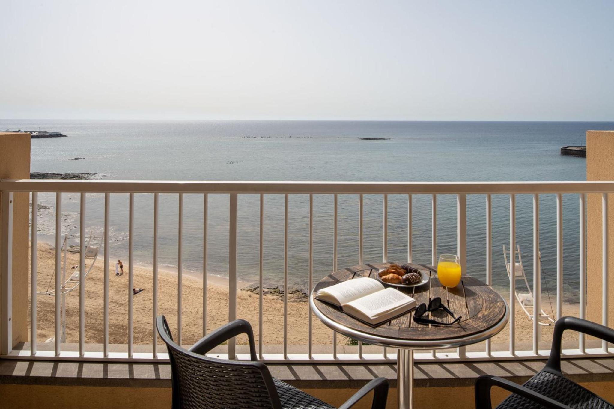 Habitación Triple con Vista al Mar (2 Adultos + 1 Niño)