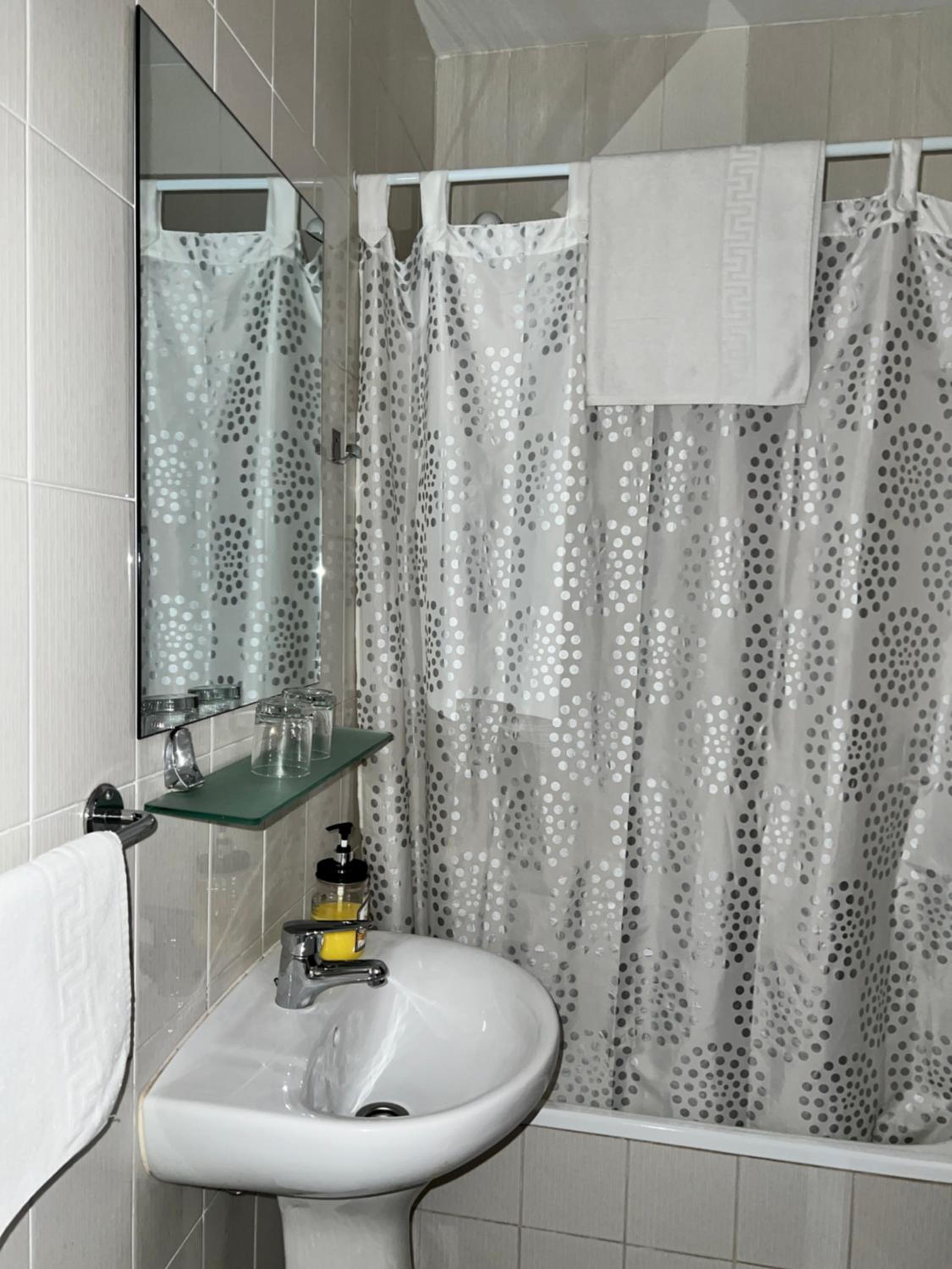 Single Room with Bath photo 1