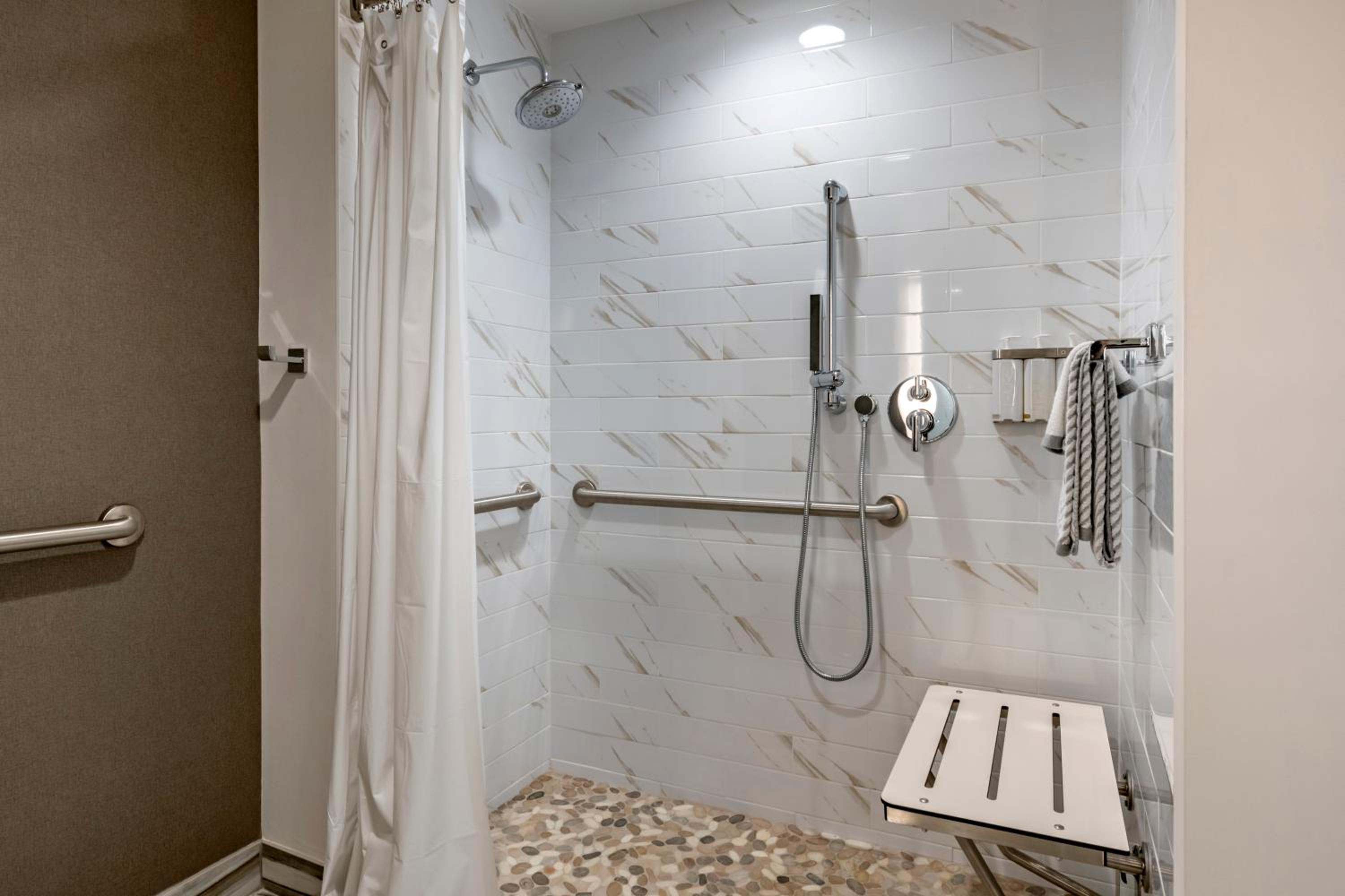 King Room with Roll-In Shower - Disability Access/Non Smoking - Photo 1